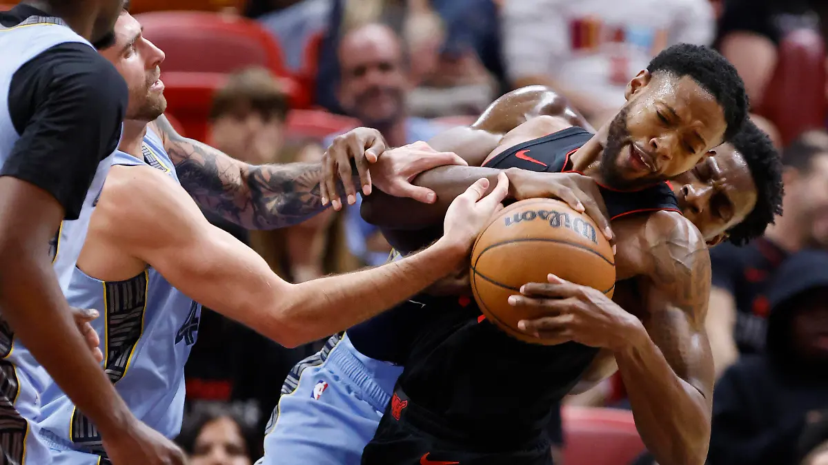 Memphis Grizzlies guard John Konchar L, forward Jaren Jackson Jr. R and Miami Heat forward Haywood Highsmith C fight for a loose ball during the second half of the NBA, Basketball Herren, USA basketball game between the Miami Heat and the Memphis Grizzlies at Kaseya Center in Miami, Florida, USA, 24 January 2024. Memphis Grizzlies at Miami Heat ACHTUNG: NUR REDAKTIONELLE NUTZUNG PUBLICATIONxINxGERxSUIxAUTxONLY Copyright: xRHONAxWISEx AME2188 20240125-55012762475_1