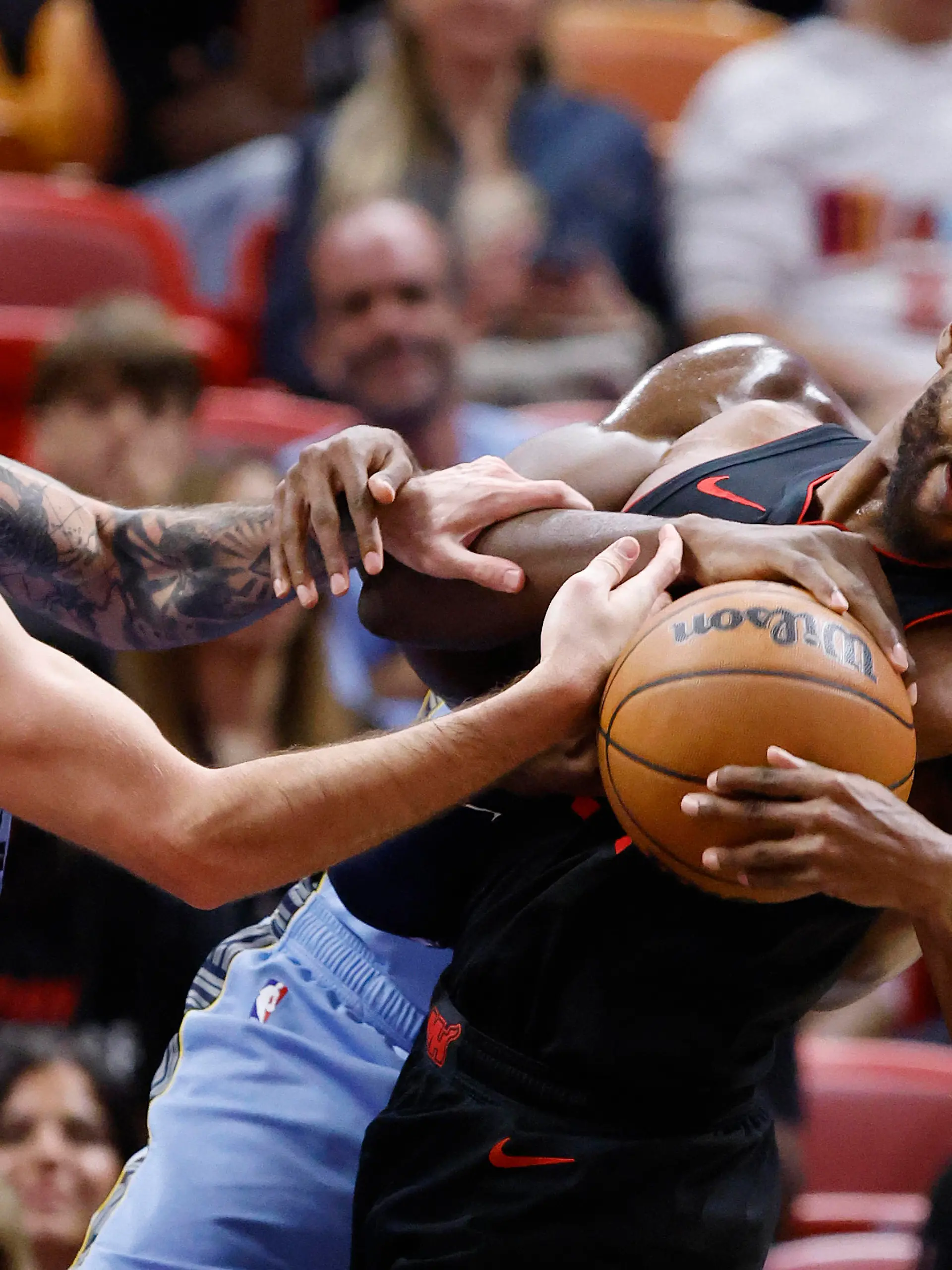 Memphis Grizzlies guard John Konchar L, forward Jaren Jackson Jr. R and Miami Heat forward Haywood Highsmith C fight for a loose ball during the second half of the NBA, Basketball Herren, USA basketball game between the Miami Heat and the Memphis Grizzlies at Kaseya Center in Miami, Florida, USA, 24 January 2024. Memphis Grizzlies at Miami Heat ACHTUNG: NUR REDAKTIONELLE NUTZUNG PUBLICATIONxINxGERxSUIxAUTxONLY Copyright: xRHONAxWISEx AME2188 20240125-55012762475_1