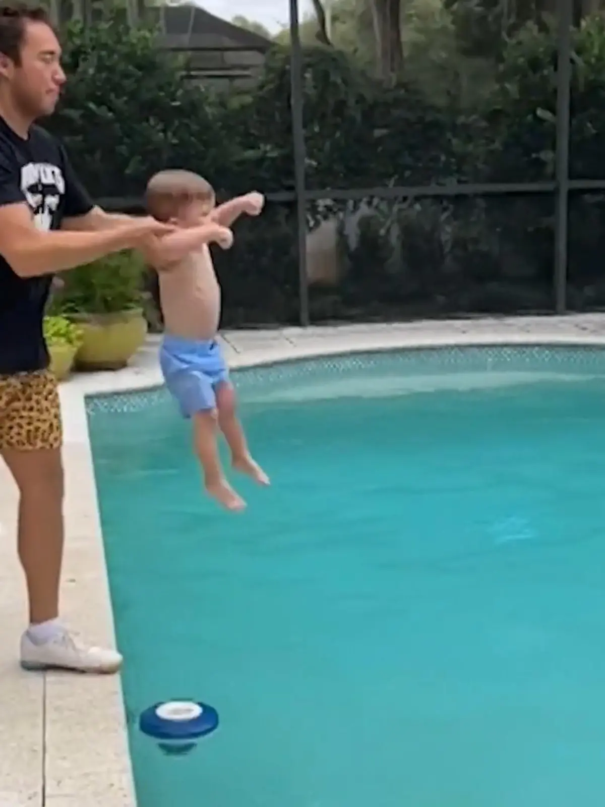 Was Schwimmlehrer Nick Orozco mit kleinen Schwimmanfängern macht, ist diskussionswürdig. Ein Video von ihm wurde mehr als 26 Millionen Mal geklickt und sorgt im Netz für heftige Diskussionen. Aber er selbst schwört auf seine Methode und sagt: SO lernen die Kids am besten das Schwimmen. Stimmt das? Was sagt eine deutsche Schwimmlehrerin dazu? RTL hat nachgefragt. Das Ergebnis seht ihr im Video.