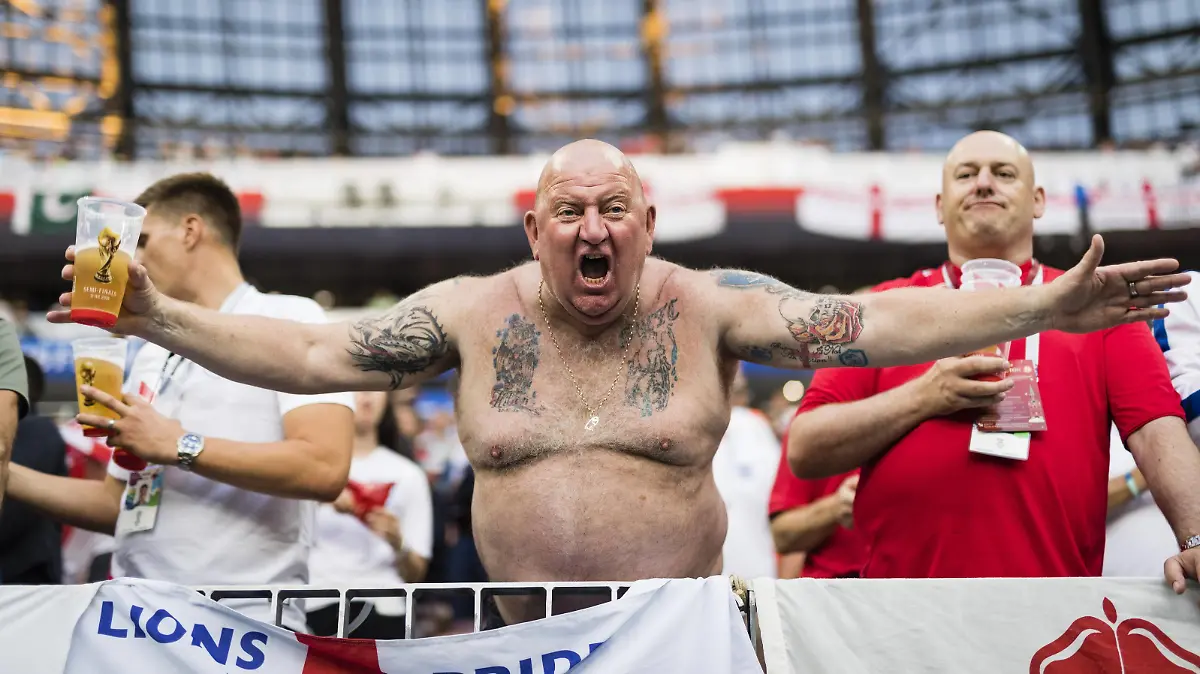 Moskau , 11.07.2018 England Fan feiert mit Bier Kroatien - England *** Moscow 11 07 2018 England fan celebrates with beer Croatia England