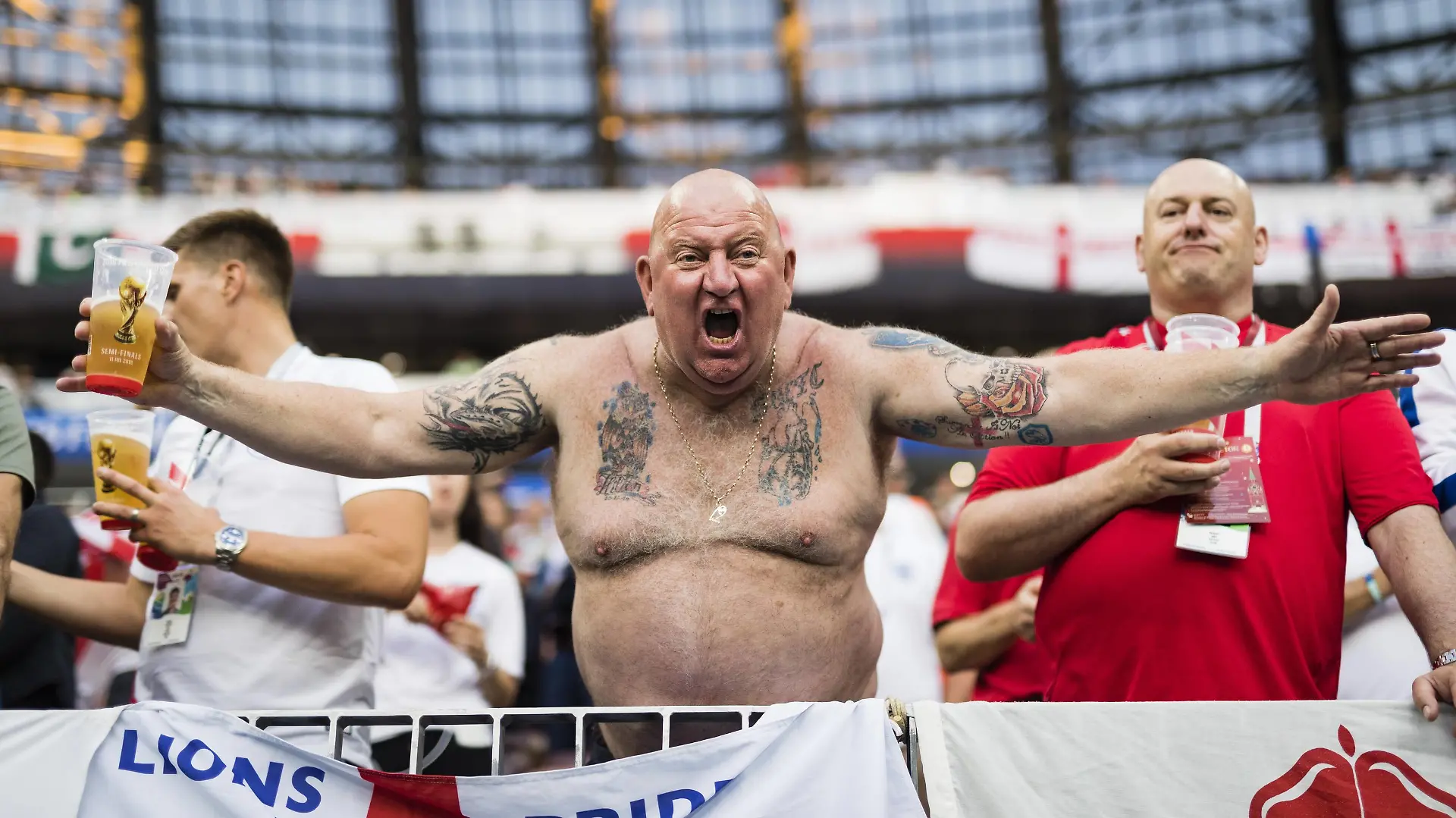 Moskau , 11.07.2018 England Fan feiert mit Bier Kroatien - England *** Moscow 11 07 2018 England fan celebrates with beer Croatia England