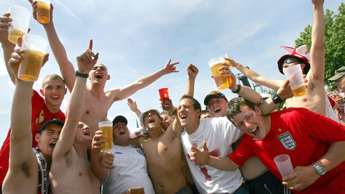 Supporters of the English team smile with beer for the camera at the public Frankfurt Main Arena on Saturday, 10 June 2006, prior to the group B match of 2006 FIFA World Cup between England and Paraguay in Frankfurt. DPA/UWE ZUCCHI +++(c) dpa - Bildfunk+++