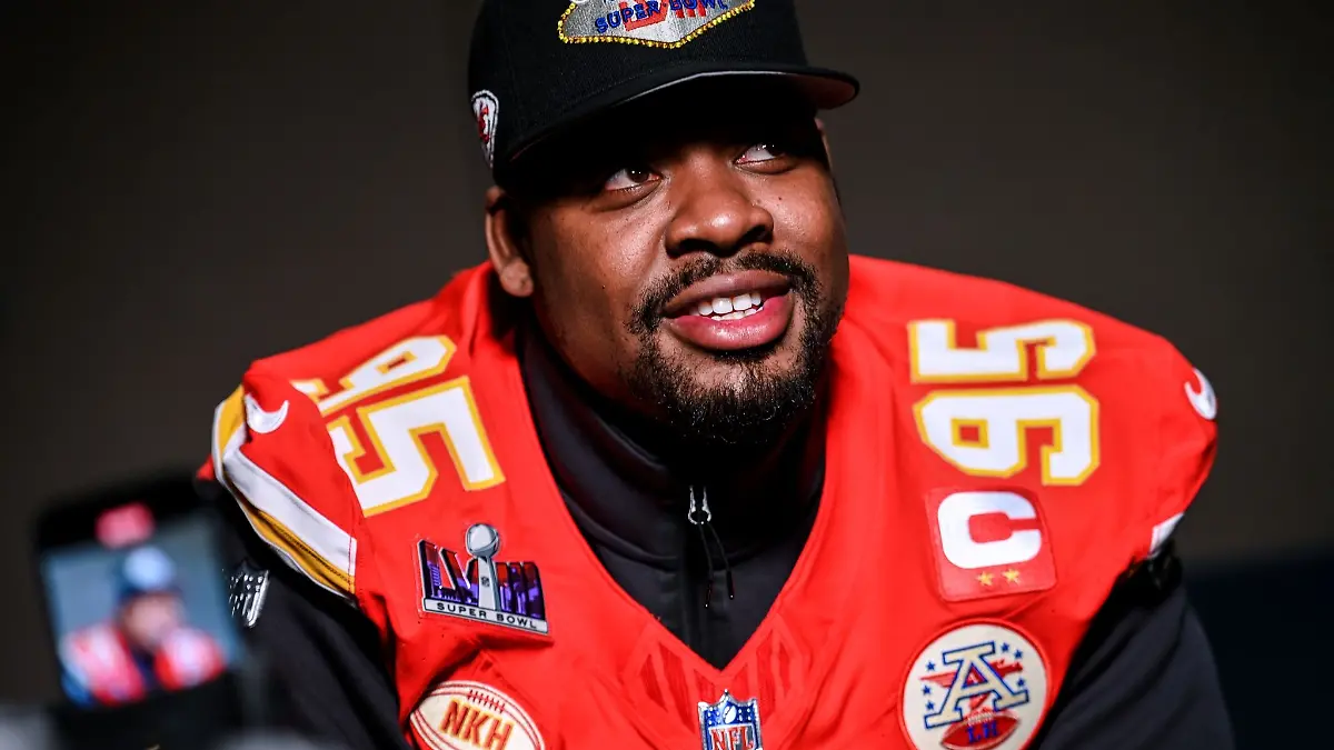 Chris Jones von den Kansas City Chiefs spricht während eines Medientages.