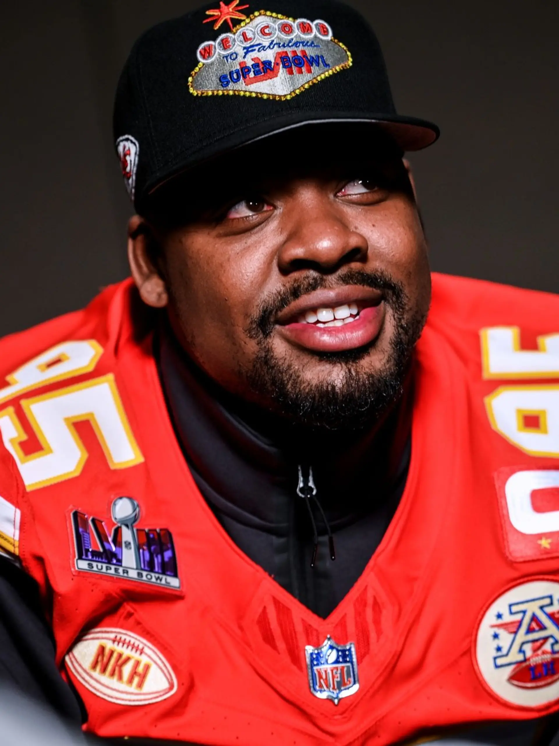 Chris Jones von den Kansas City Chiefs spricht während eines Medientages.