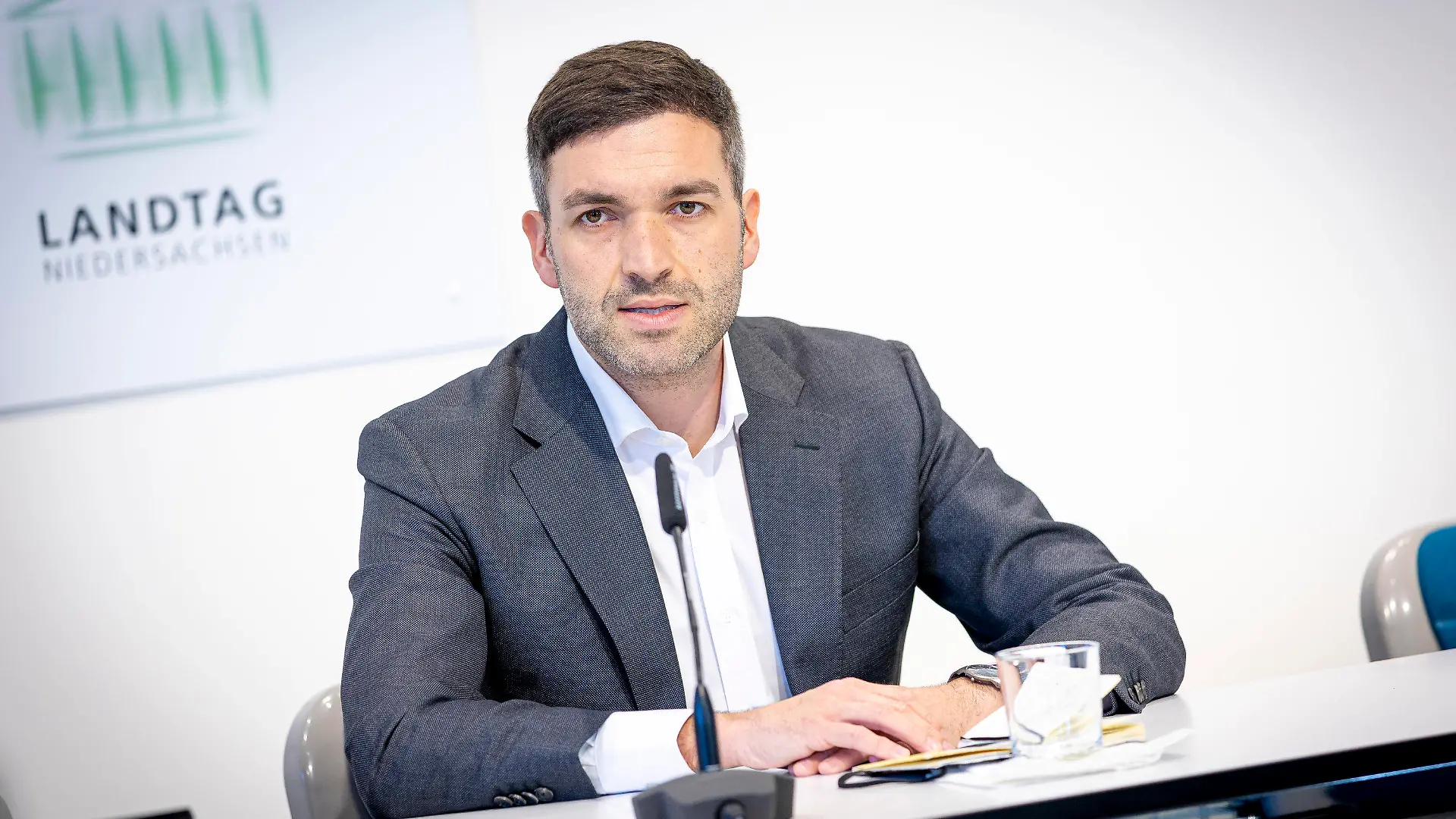 10.10.2022, Niedersachsen, Hannover: Konstantin Kuhle, Generalsekretär der FDP Niedersachsen, gibt ein Statement zum Wahlausgang der Landtagswahl in Niedersachsen ab. Foto: Moritz Frankenberg/dpa +++ dpa-Bildfunk +++