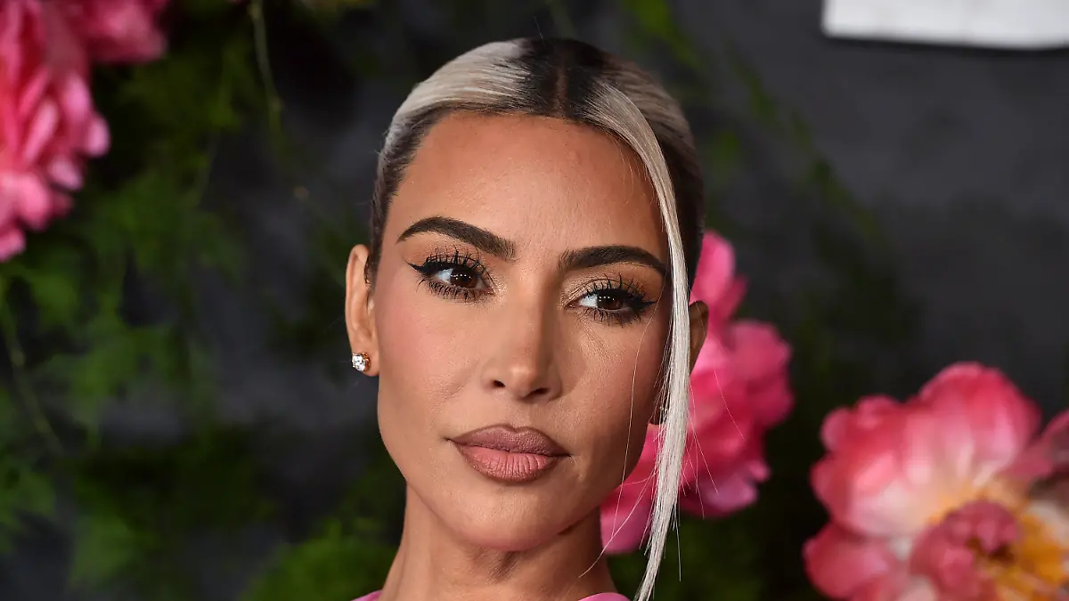 ARCHIV - 13.11.2022, USA, West Hollywood: Kim Kardashian kommt zur Baby2Baby-Gala 2022 im Pacific Design Center. Reality-TV-Star Kim Kardashian (43) ist als ausführende Produzentin bei einer Doku über Film-Legende Elizabeth Taylor an Bord. Die dreiteilige Serie «Elizabeth Taylor: Rebel Superstar» wurde von der BBC in Auftrag gegeben. (zu dpa: «Kim Kardashian produziert Doku über Elizabeth Taylor») Foto: Jordan Strauss/Invision via AP/dpa +++ dpa-Bildfunk +++