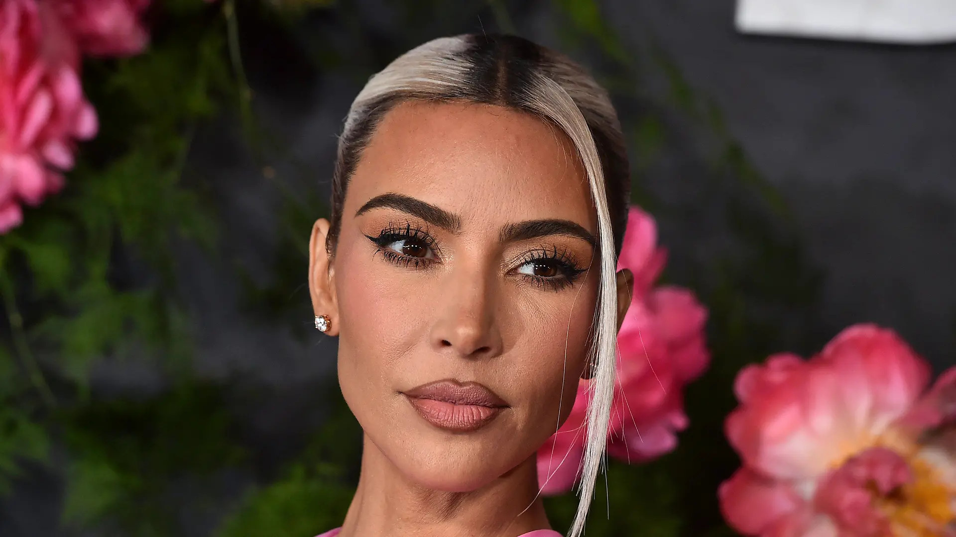 ARCHIV - 13.11.2022, USA, West Hollywood: Kim Kardashian kommt zur Baby2Baby-Gala 2022 im Pacific Design Center. Reality-TV-Star Kim Kardashian (43) ist als ausführende Produzentin bei einer Doku über Film-Legende Elizabeth Taylor an Bord. Die dreiteilige Serie «Elizabeth Taylor: Rebel Superstar» wurde von der BBC in Auftrag gegeben. (zu dpa: «Kim Kardashian produziert Doku über Elizabeth Taylor») Foto: Jordan Strauss/Invision via AP/dpa +++ dpa-Bildfunk +++
