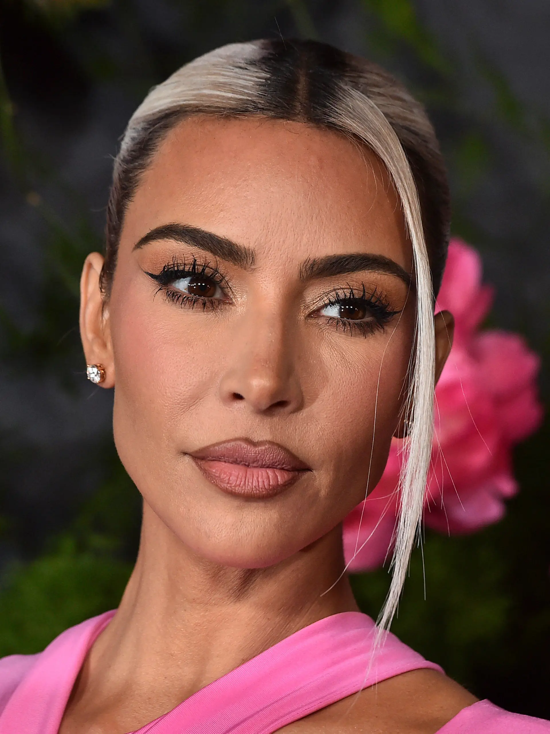 ARCHIV - 13.11.2022, USA, West Hollywood: Kim Kardashian kommt zur Baby2Baby-Gala 2022 im Pacific Design Center. Reality-TV-Star Kim Kardashian (43) ist als ausführende Produzentin bei einer Doku über Film-Legende Elizabeth Taylor an Bord. Die dreiteilige Serie «Elizabeth Taylor: Rebel Superstar» wurde von der BBC in Auftrag gegeben. (zu dpa: «Kim Kardashian produziert Doku über Elizabeth Taylor») Foto: Jordan Strauss/Invision via AP/dpa +++ dpa-Bildfunk +++