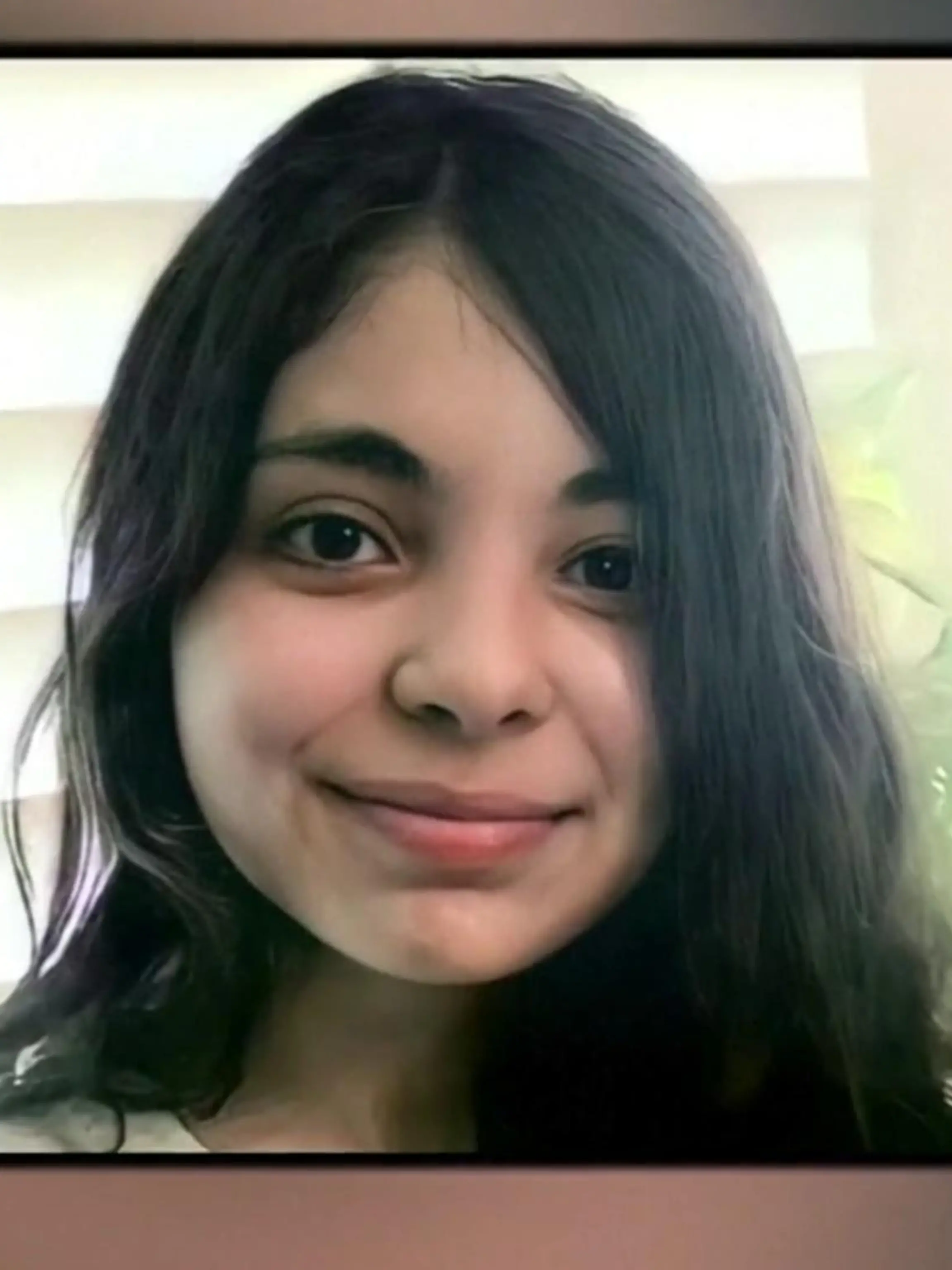 Vor vier Jahren verschwand sie plötzlich, jetzt taucht sie gesund wieder auf – hunderte Kilometer weit weg! Im September 2019 läuft die 14-jährige Alicia Navarro aus Arizona davon, sie hinterlässt nur einen Zettel in ihrem Kinderzimmer. Ihre Eltern melden das autistische Mädchen als vermisst, sie wissen nicht, wohin sie ging und weshalb. Nach ihrem Verschwinden hören sie nie wieder von Alicia. Bis zu dieser Woche.