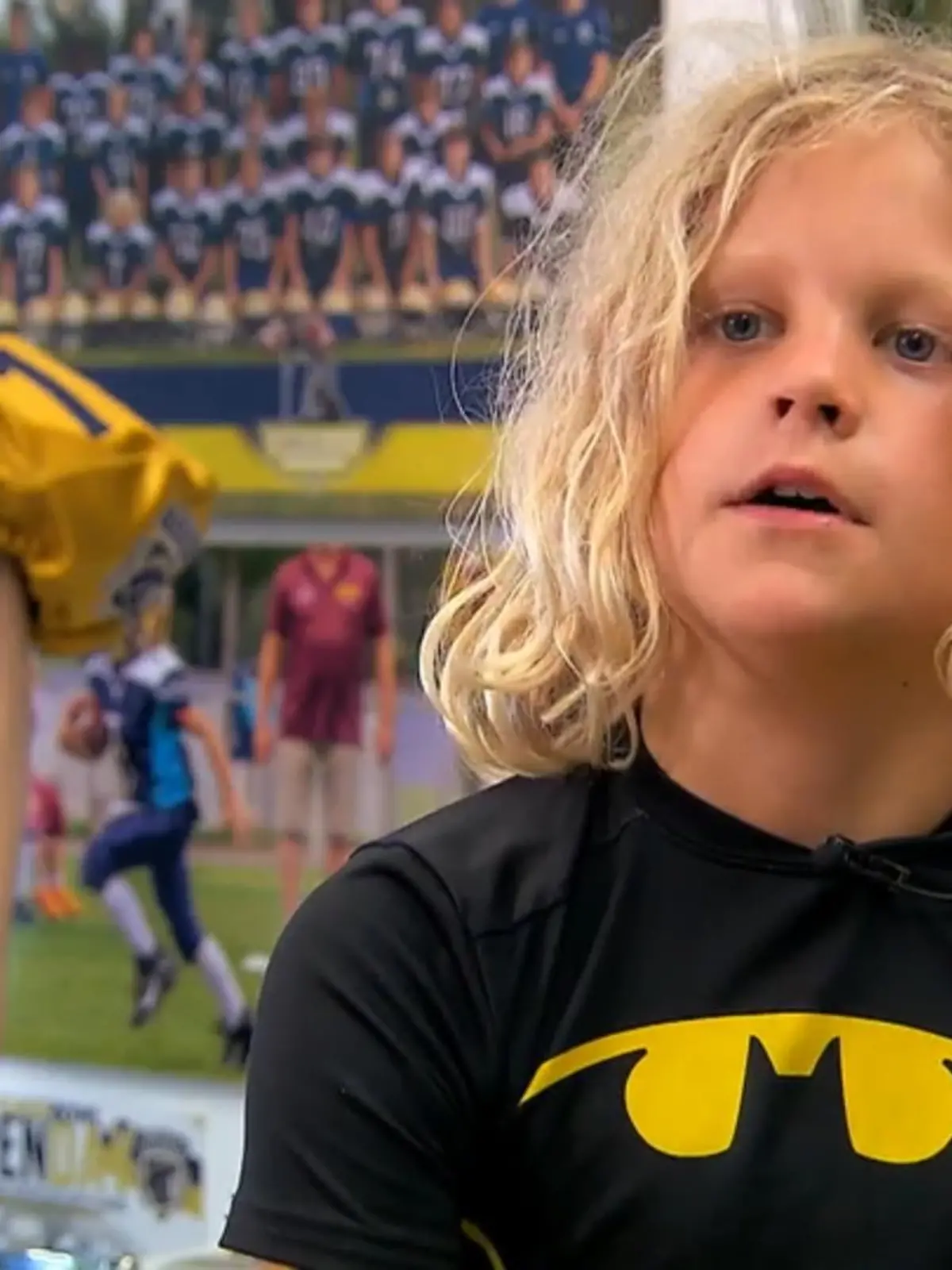 Jari Kratz ist erst zehn Jahre alt – doch er weiß schon genau, wo er mal hinwill. Sein großes Ziel: NFL-Football-Profi werden. So wie sein Vorbild, derer deutsch-amerikanische Spieler Amon-Ra St. Brown. Er hat es aus Leverkusen tatsächlich in die amerikanische NFL geschafft. Jari, der in Mönchengladbach lebt, möchte es ihm nachmachen. Wie hart er dafür jetzt schon trainiert und warum er plötzlich seinem großen Vorbild ganz nah kommt, das seht ihr oben im Video.