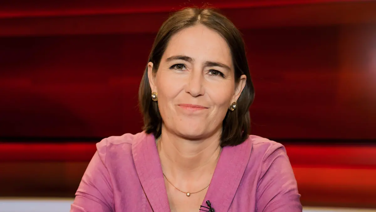 Alexandra Foederl-Schmid - Journalistin bei der Sueddeutschen Zeitung und bis Mitte 2017 Chefredakteurin sowie Co-Herausgeberin der oesterreichischen Tageszeitung Der Standard im Fernsehstudio bei Hart aber fair im Studio Adlershof in Berlin. Portrait der Journalistin.