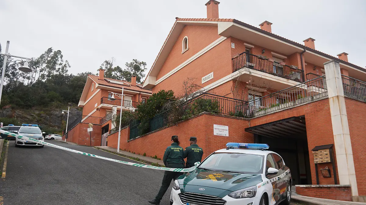 08.02.2024, Spanien, Castro Urdiales (Kantabrien): Einsatzfahrzeuge der Polizei und Einsatzkräfte stehen in einem abgesperrten Bereich. Nach dem mutmaßlich gewaltsamen Tod einer Frau sind die beiden minderjährigen Söhne in Polizeigewahrsam genommen worden. Die geknebelte Leiche der Frau war im Kofferraum eines Fahrzeugs in Castro Urdiales entdeckt worden, wie die zuständigen Behörden mitteilten. Foto: C. Ortiz/EUROPA PRESS/dpa +++ dpa-Bildfunk +++