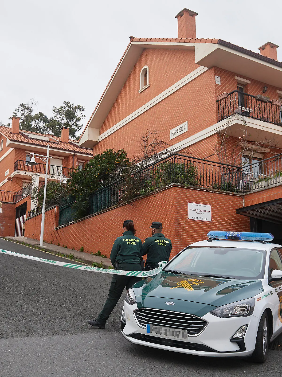 08.02.2024, Spanien, Castro Urdiales (Kantabrien): Einsatzfahrzeuge der Polizei und Einsatzkräfte stehen in einem abgesperrten Bereich. Nach dem mutmaßlich gewaltsamen Tod einer Frau sind die beiden minderjährigen Söhne in Polizeigewahrsam genommen worden. Die geknebelte Leiche der Frau war im Kofferraum eines Fahrzeugs in Castro Urdiales entdeckt worden, wie die zuständigen Behörden mitteilten. Foto: C. Ortiz/EUROPA PRESS/dpa +++ dpa-Bildfunk +++