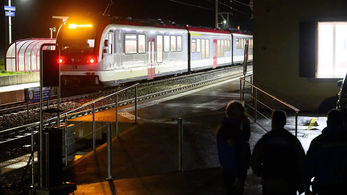 08.02.2024, Schweiz, Essert-Sous-Champvent: Waadtländer Kantonspolizisten bewachen den Travys-Zug, in dem sich eine Geiselnahme ereignet hat. In der Schweiz ist es am Donnerstag in einem Regionalzug zu einer Geiselnahme gekommen. Nach Angaben der Polizei konnten alle Geiseln befreit werden und waren wohlauf. Der Zwischenfall ereignete sich in der Westschweiz zwischen Yverdon und Sainte-Croix. Foto: Laurent Gillieron/KEYSTONE/dpa +++ dpa-Bildfunk +++