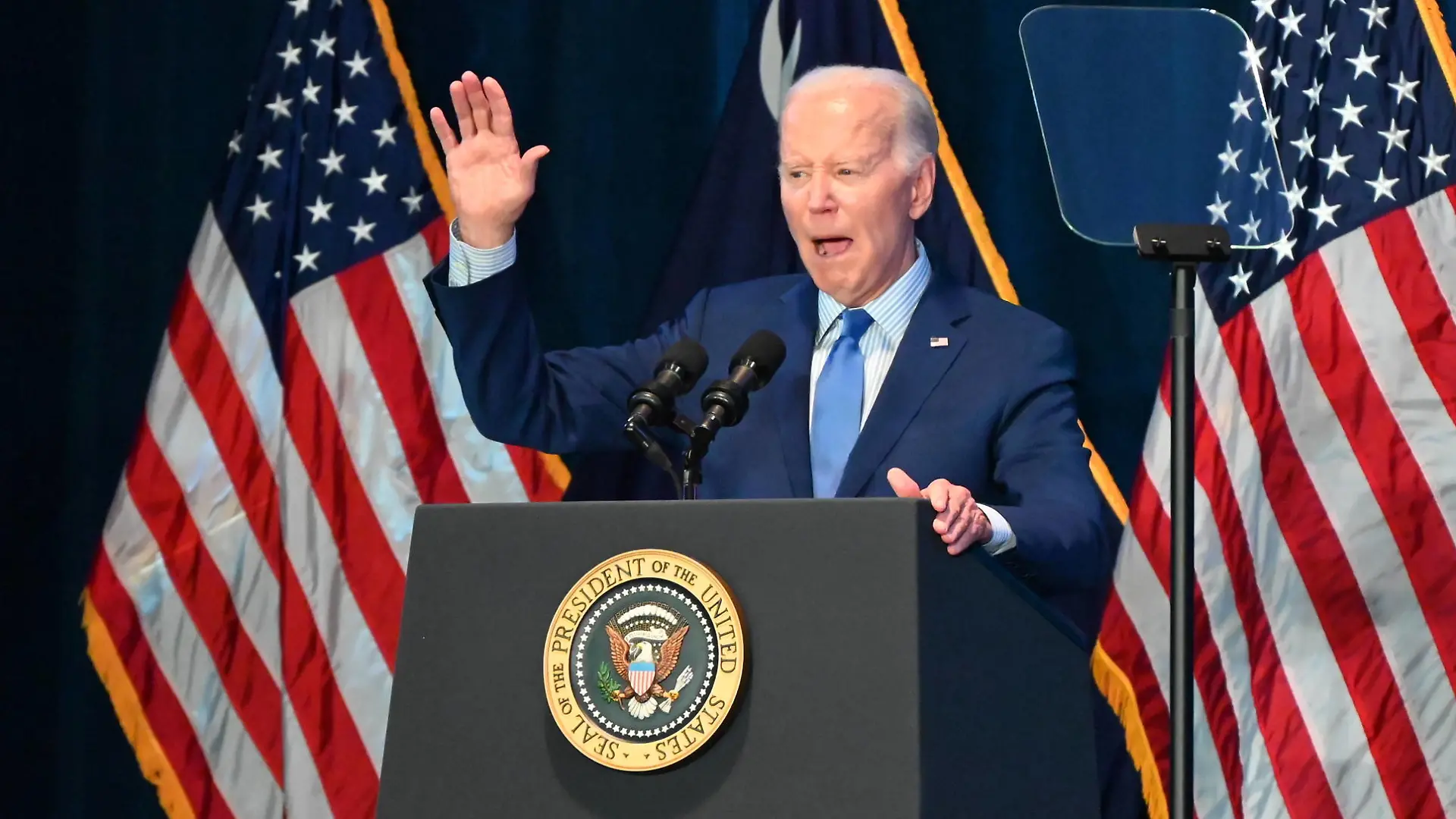 Joe Biden at South Carolina First In The Nation Dinner In Columbia, US - 27 Jan 2024 President of the United States Joe Biden, delivers remarks at South Carolinas First in the Nation Dinner at the South Carolina State Fairgrounds in Columbia. President of the United States Joe Biden delivered remarks on immigration, Donald Trump and democracy. Joe Biden was interrupted by several pro-Palestinian protesters during the event with one protester throwing a banner before being escorted out of the event by security. Columbia United States Copyright: xKylexMazzax/xSOPAxImagesx KMZ_1442
