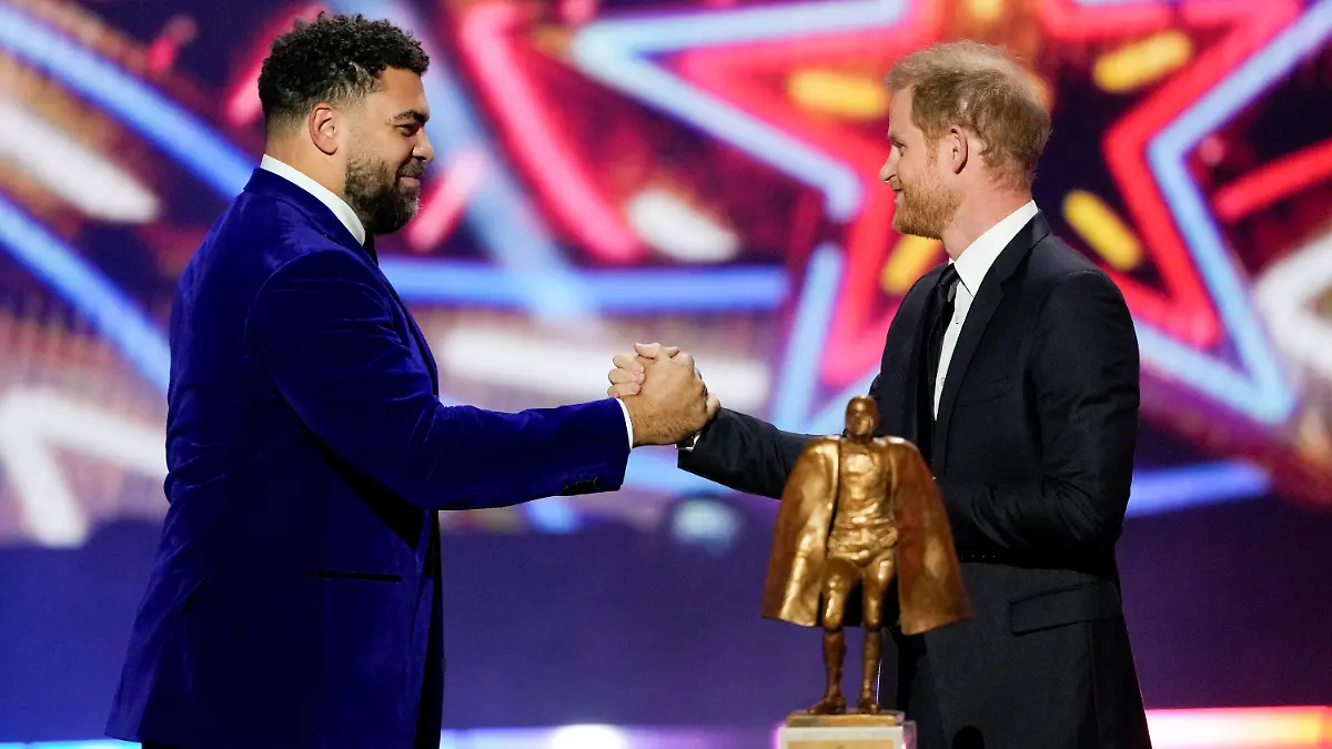 Britain's Prince Harry presents the Walter Payton Man of the Year Award to Pittsburgh Steelers' Cameron Heyward during the NFL Honors award show ahead of the Super Bowl 58 football game Thursday, Feb. 8, 2024, in Las Vegas. The San Francisco 49ers face the Kansas City Chiefs in Super Bowl 58 on Sunday. (AP Photo/David J. Phillip)