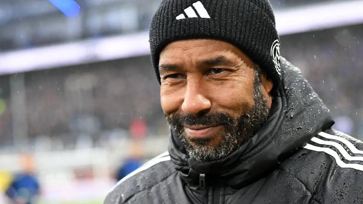 Paderborn, Home Deluxe Arena, 04.02.24, GER, Herren, 2.Bundesliga, Saison 2023-2024, SC Paderborn 07 - Fortuna Duesseldorf Bild: Trainer Daniel THIOUNE Duesseldorf Only for editorial use DFL regulations prohibit any use of photographs as image sequences and/or quasi-video. NRW Deutschland *** Paderborn, Home Deluxe Arena, 04 02 24, GER, Herren, 2 Bundesliga, Saison 2023 2024, SC Paderborn 07 Fortuna Duesseldorf Bild Trainer Daniel THIOUNE Duesseldorf Only for editorial use DFL regulations prohibit any use of photographs as image sequences and or quasi video NRW Germany