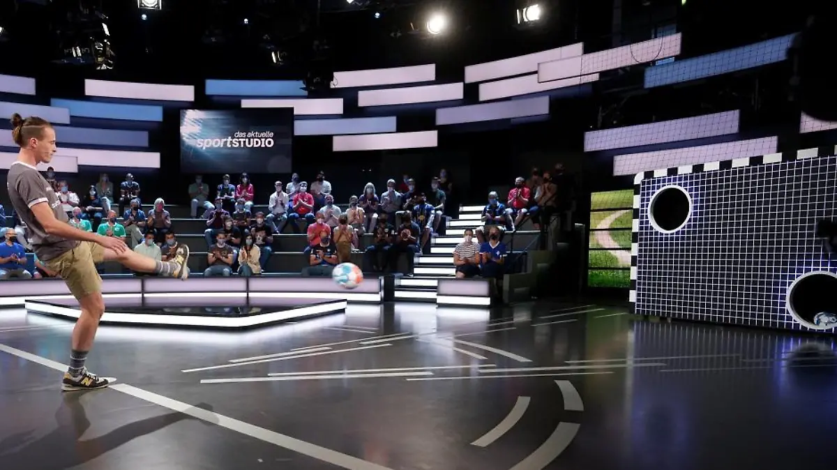 PHILIPP SCHOENE FINALE AN DER TORWAND UM EINEN INVESTMENTFONT VON UNION INVESTMENT UEBER 25000 EURO DAS AKTUELLE SPORTSTUDIO ZDF MAINZ *** PHILIPP SCHOENE FINAL AT THE GOAL WALL FOR AN INVESTMENTFONT FROM UNION INVESTMENT OVER 25000 EURO THE CURRENT SPORTSTUDIO ZDF MAINZ PUBLICATIONxNOTxINxUSA