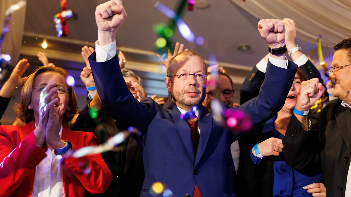 09.10.2022, Niedersachsen, Region Hannover: Beatrix von Storch (l, AfD), Mitglied im Bundestag, Stefan Marzischewski-Drewes (2.v.l), AfD-Spitzenkandidat für die Landtagswahl in Niedersachsen, Mariana Harder-Kühnel (2.v.r, AfD), Mitglied im Bundestag, und Stephan Brandner (r, AfD), Mitglied im Bundestag, reagieren bei der Wahlparty der AfD auf die ersten Prognosen zur Landtagswahl in Niedersachsen. Foto: Michael Matthey/dpa +++ dpa-Bildfunk +++