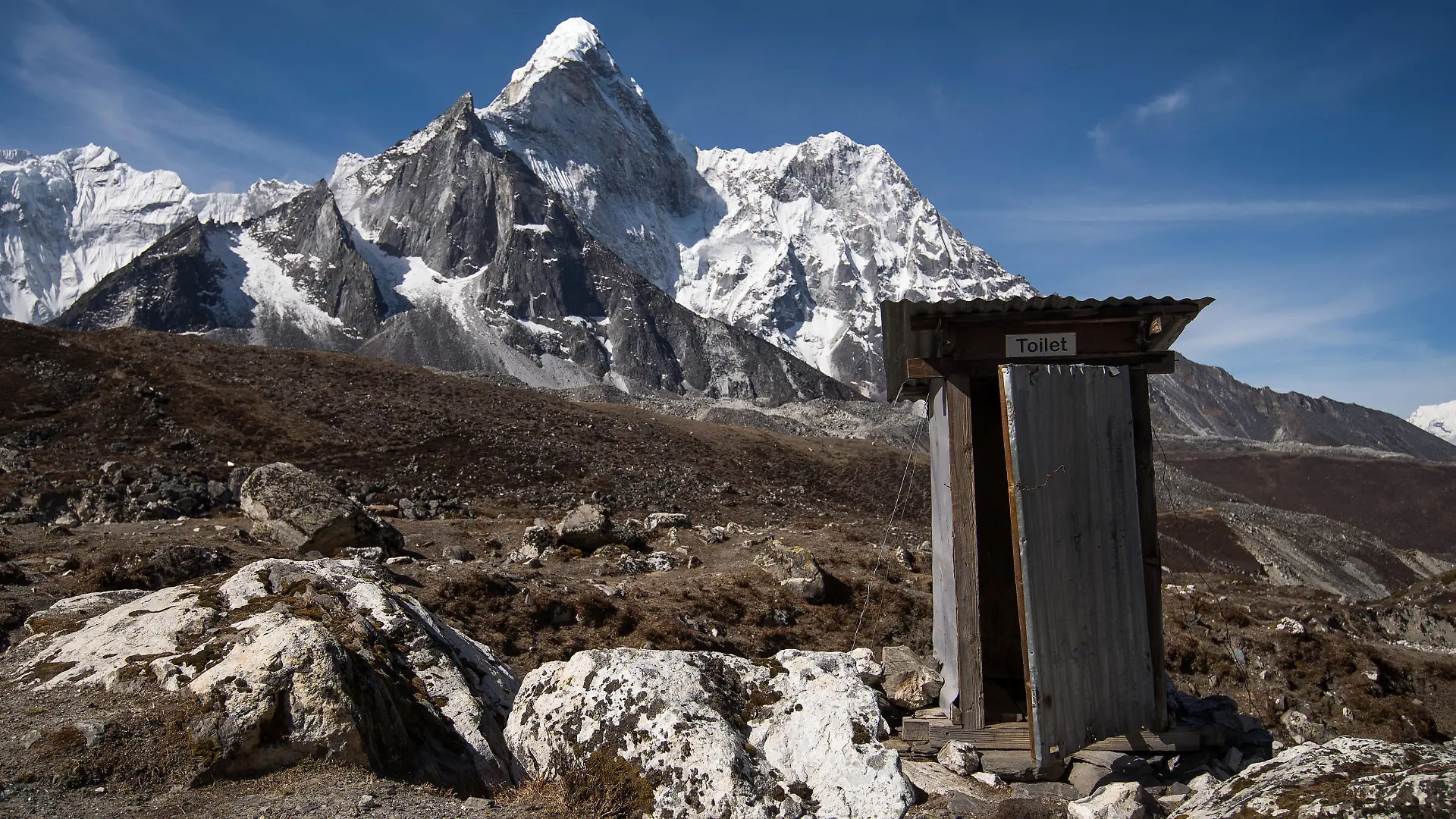 THEMENBILD - Toilette vor der Ama Dablam. Wanderung im Sagarmatha National Park in Nepal, in dem sich auch sein Namensgeber, der Mount Everest, befinden. In Nepali heißt der Everest Sagarmatha, was übersetzt "Stirn des Himmels" bedeutet. Die Wanderung führte von Lukla über Namche Bazar und Gokyo bis ins Everest Base Camp und zum Gipfel des 6189m hohen Island Peak. Aufgenommen am 21.05.2018 in Nepal // Trekkingtour in the Sagarmatha National Park. Nepal on 2018/05/21. EXPA Pictures © 2018, PhotoCredit: EXPA/ Michael Gruber || Mindestpreis 20 Euro