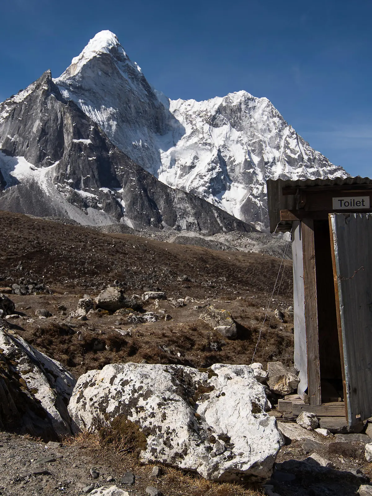 THEMENBILD - Toilette vor der Ama Dablam. Wanderung im Sagarmatha National Park in Nepal, in dem sich auch sein Namensgeber, der Mount Everest, befinden. In Nepali heißt der Everest Sagarmatha, was übersetzt "Stirn des Himmels" bedeutet. Die Wanderung führte von Lukla über Namche Bazar und Gokyo bis ins Everest Base Camp und zum Gipfel des 6189m hohen Island Peak. Aufgenommen am 21.05.2018 in Nepal // Trekkingtour in the Sagarmatha National Park. Nepal on 2018/05/21. EXPA Pictures © 2018, PhotoCredit: EXPA/ Michael Gruber || Mindestpreis 20 Euro 