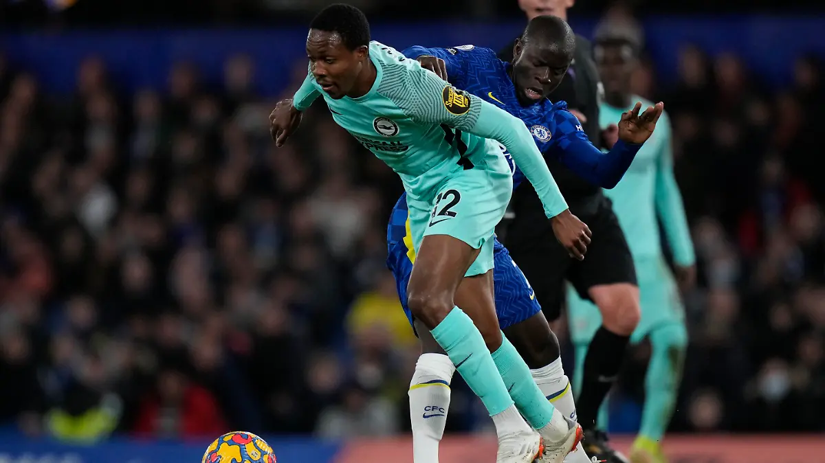29.12.2021, Großbritannien, London: Fußball: Premier League, England, FC Chelsea - Brighton & Hove Albion, 20. Spieltag an der Stamford Bridge: Brightons Enock Mwepu (l) in Aktion gegen Chelseas N'Golo Kante. (zu dpa: «Herzerkrankung: Brighton-Profi Mwepu beendet Karriere mit 24 Jahren») Foto: Alastair Grant/AP/dpa +++ dpa-Bildfunk +++