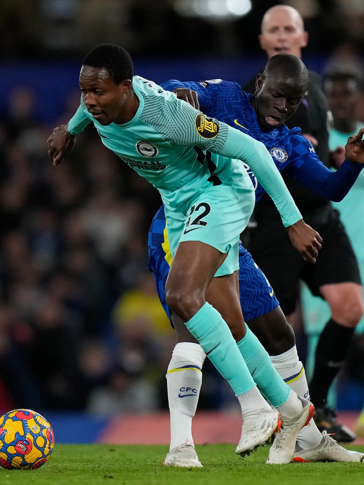 29.12.2021, Großbritannien, London: Fußball: Premier League, England, FC Chelsea - Brighton & Hove Albion, 20. Spieltag an der Stamford Bridge: Brightons Enock Mwepu (l) in Aktion gegen Chelseas N'Golo Kante. (zu dpa: «Herzerkrankung: Brighton-Profi Mwepu beendet Karriere mit 24 Jahren») Foto: Alastair Grant/AP/dpa +++ dpa-Bildfunk +++