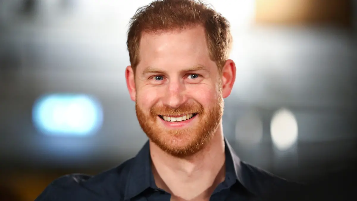 ARCHIV - 28.02.2020, Großbritannien, London: Der britische Prinz Harry, Herzog von Sussex, lächelt bei einem Besuch in den Abbey Road Studios. Am 15.09.2020 wird Prinz Harry 36 Jahre alt. (zu dpa-Porträt "California Dreamin' nach dem «Megxit» - Prinz Harry wird 36") Foto: Hannah Mckay/PA Wire/dpa +++ dpa-Bildfunk +++