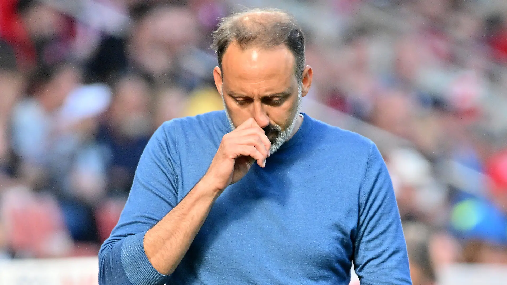 ARCHIV - 16.04.2022, Rheinland-Pfalz, Mainz: Fußball: Bundesliga, FSV Mainz 05 - VfB Stuttgart, 30. Spieltag, Mewa Arena Stuttgarts. Trainer Pellegrino Matarazzo. (zu "VfB Stuttgart trennt sich von Trainer Matarazzo") Foto: Torsten Silz/dpa - Nutzung nur nach schriftlicher Vereinbarung mit der dpa +++ dpa-Bildfunk +++