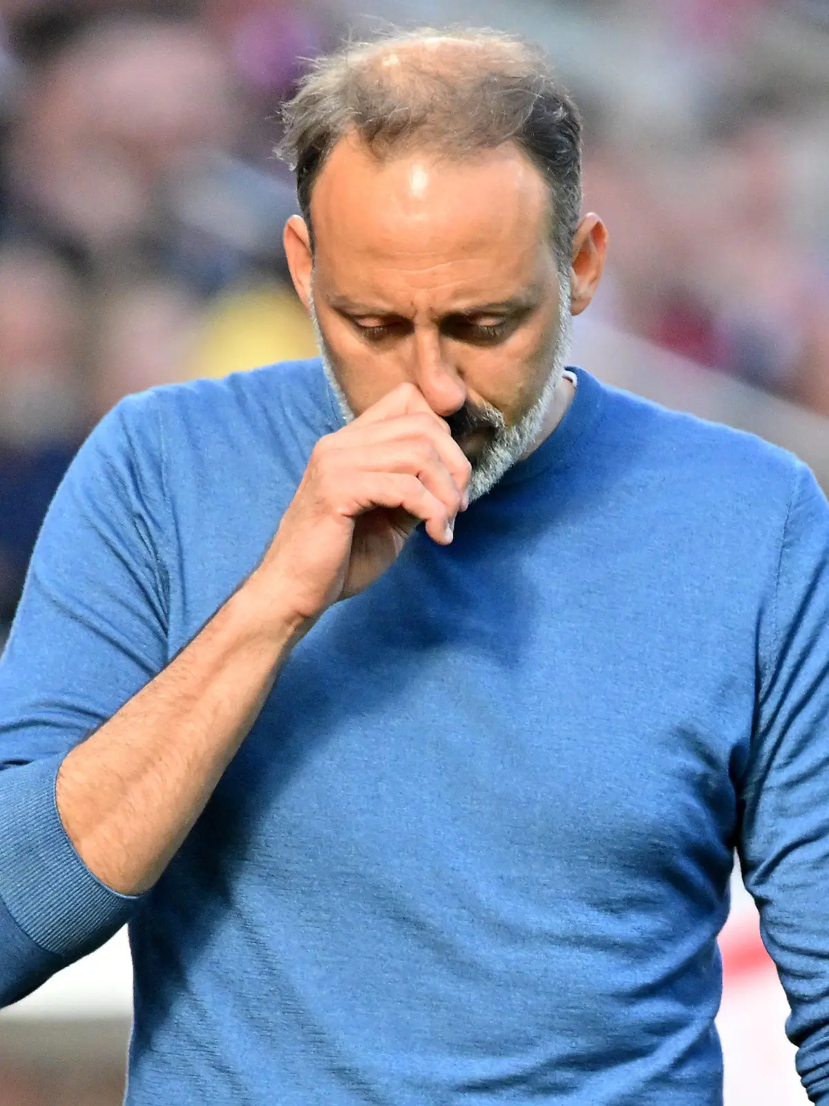 ARCHIV - 16.04.2022, Rheinland-Pfalz, Mainz: Fußball: Bundesliga, FSV Mainz 05 - VfB Stuttgart, 30. Spieltag, Mewa Arena Stuttgarts. Trainer Pellegrino Matarazzo. (zu "VfB Stuttgart trennt sich von Trainer Matarazzo") Foto: Torsten Silz/dpa - Nutzung nur nach schriftlicher Vereinbarung mit der dpa +++ dpa-Bildfunk +++