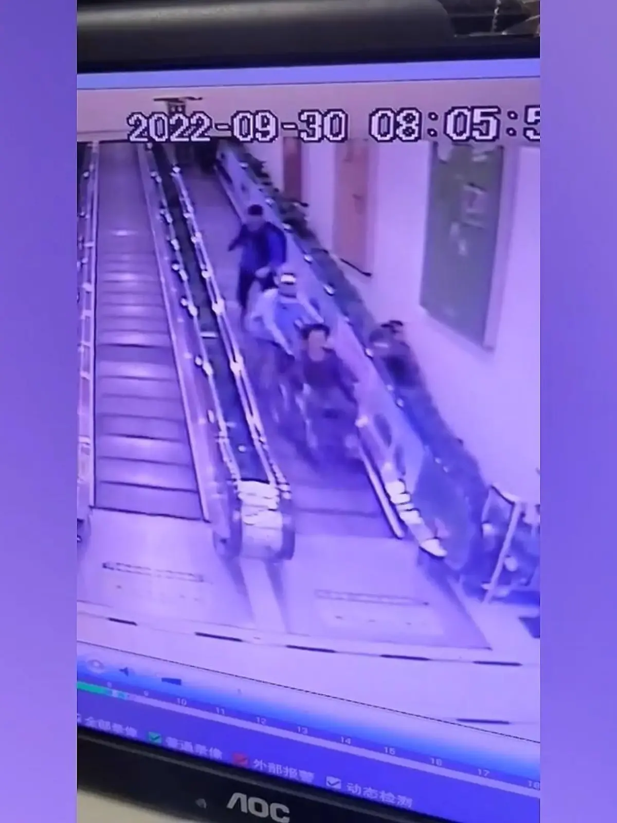 Das nennt man wohl Glück im Unglück. Diese ältere Dame im Rollstuhl rast in Peking die Rolltreppe hinunter und hat einen Schutzengel in Gestalt dieses Mannes. Er hält die Frau auf und bewahrt sie vor einem schlimmen Unfall.  
Laut Augenzeugen habe der der Ehemann der Rollstuhlfahrerin die Kontrolle über das Gefährt verloren. Beiden gehe es nach dem Vorfall aber soweit gut. 
Vielleicht wird es beim nächsten Mal dann doch lieber der Aufzug.