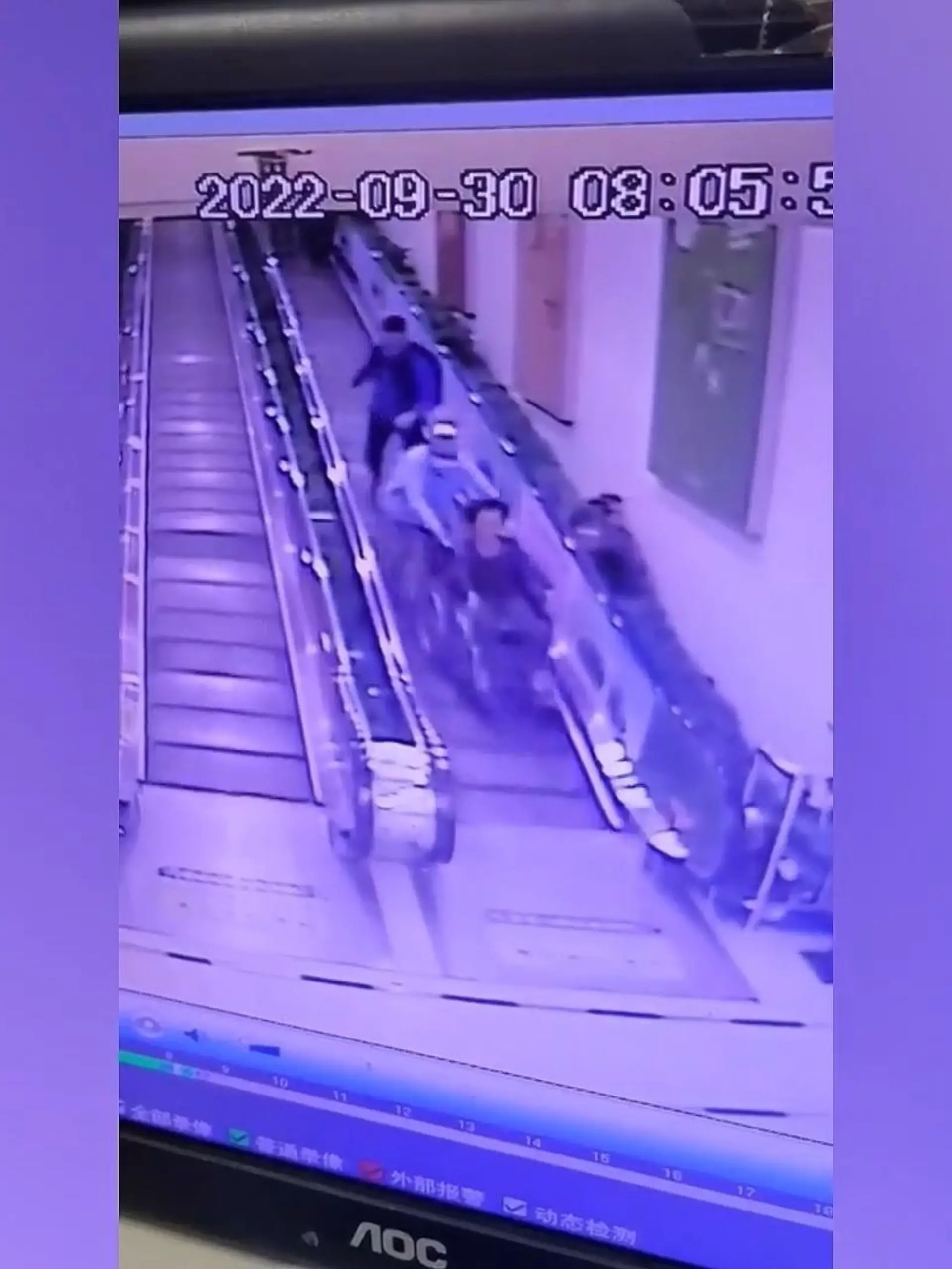 Das nennt man wohl Glück im Unglück. Diese ältere Dame im Rollstuhl rast in Peking die Rolltreppe hinunter und hat einen Schutzengel in Gestalt dieses Mannes. Er hält die Frau auf und bewahrt sie vor einem schlimmen Unfall.  
Laut Augenzeugen habe der der Ehemann der Rollstuhlfahrerin die Kontrolle über das Gefährt verloren. Beiden gehe es nach dem Vorfall aber soweit gut. 
Vielleicht wird es beim nächsten Mal dann doch lieber der Aufzug.