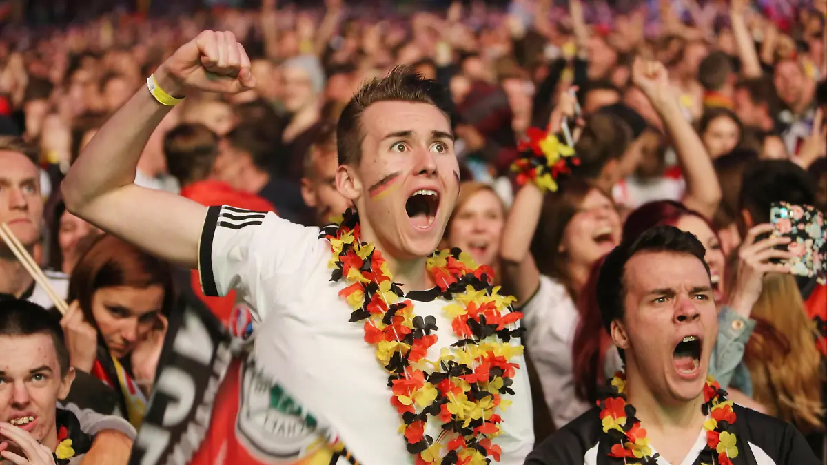 Jubel der Fans in der Arena nach dem Sieg im Elfmeterkrimi gegen Italien
, Public Viewing in der Commerzbank-Arena, EM 2016, Fussball Europameisterschaft Frankreich 2016, Viertelfinale : Deutschland - Italien, 02.7.2016 | Verwendung weltweit
