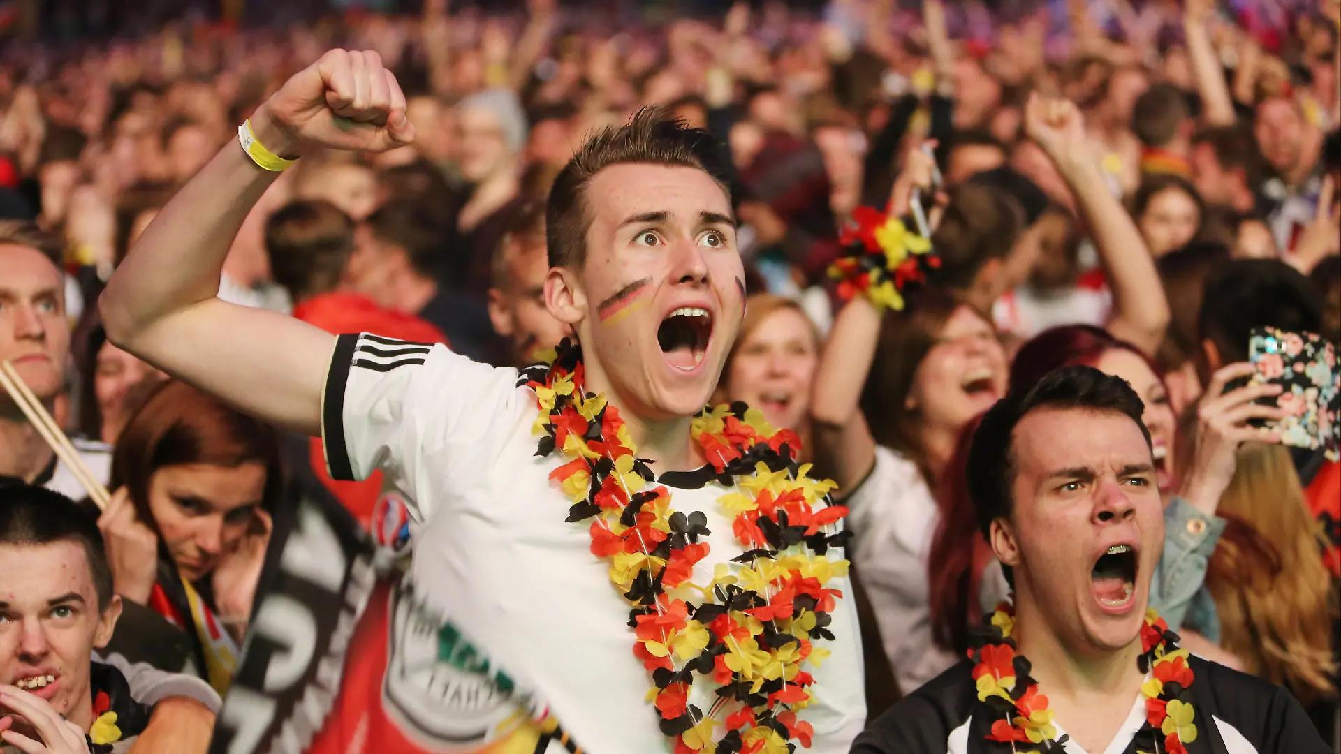 Jubel der Fans in der Arena nach dem Sieg im Elfmeterkrimi gegen Italien
, Public Viewing in der Commerzbank-Arena, EM 2016, Fussball Europameisterschaft Frankreich 2016, Viertelfinale : Deutschland - Italien, 02.7.2016 | Verwendung weltweit