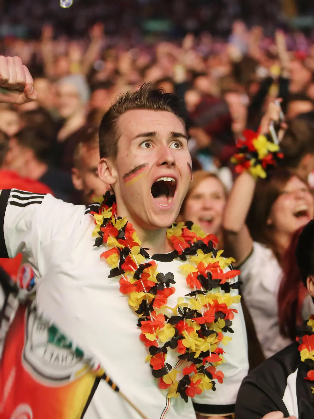 Jubel der Fans in der Arena nach dem Sieg im Elfmeterkrimi gegen Italien
, Public Viewing in der Commerzbank-Arena, EM 2016, Fussball Europameisterschaft Frankreich 2016, Viertelfinale : Deutschland - Italien, 02.7.2016 | Verwendung weltweit