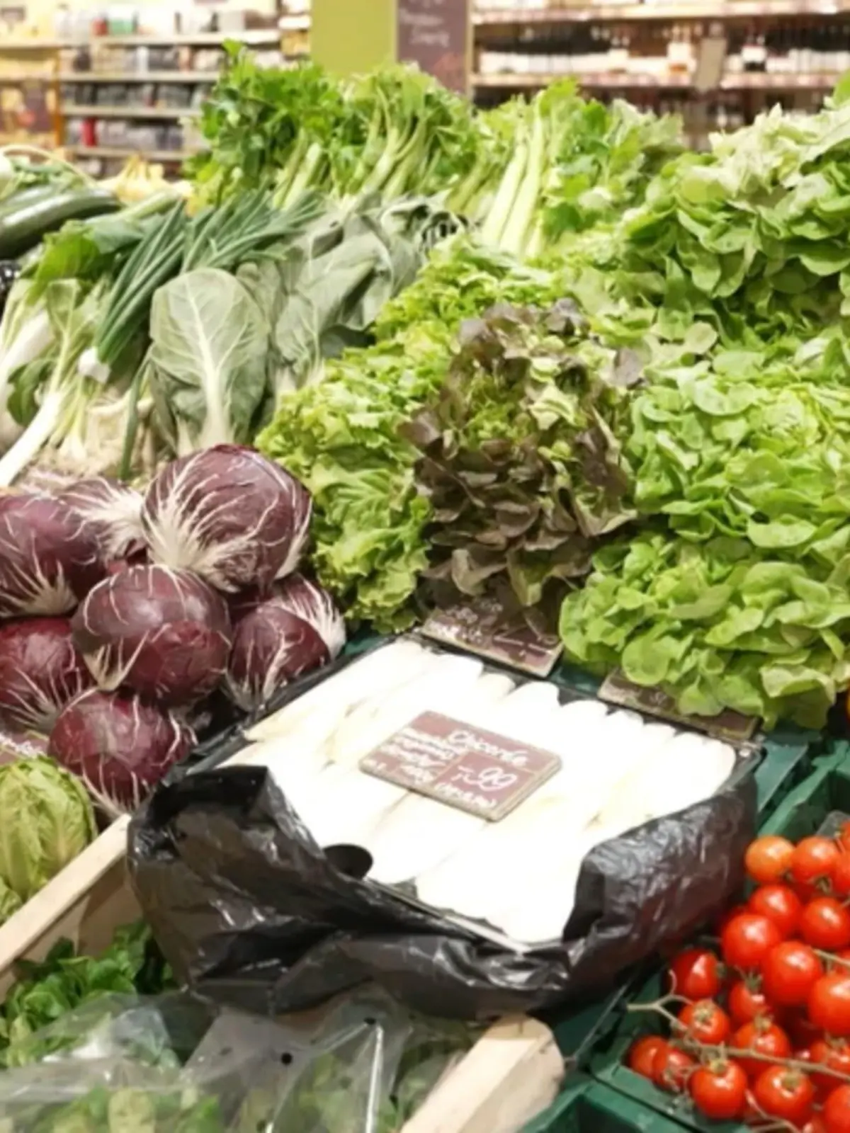 Wer sich gesund ernähren möchte, wird früher oder später bei Obst und Gemüse bei den Bio-Produkten hängen bleiben. Bei vielen Lebensmitteln, etwa Paprika oder Tomaten, ist das total sinnvoll, denn es bewahrt uns vor schädlichen Pestiziden. Doch es gibt auch einige Lebensmittel, bei denen sich das Bio-Label nicht lohnt. Welche das sind und welche Faustformel euch hilft, das zu erkennen, erfahrt ihr im Video.