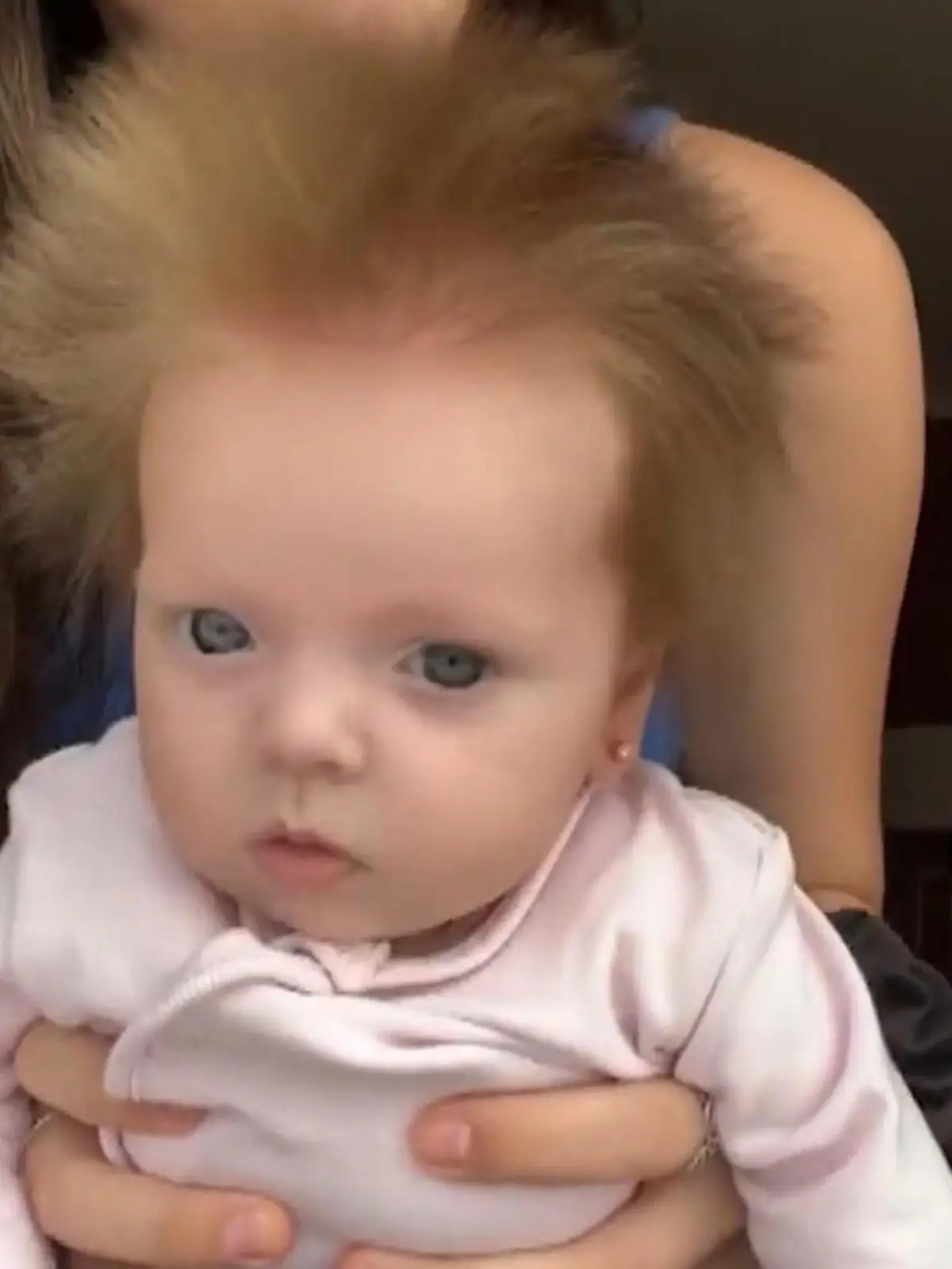 Die Haare von Baby Arla zu stylen ist praktisch unmöglich. Denn die Kleine hat eine echt wilde Frise auf dem Kopf, die selbst mit einer Bürste nicht gebändigt werden kann. Im Netz wird Arla aber gefeiert - und ihre Eltern sind echte Fans.