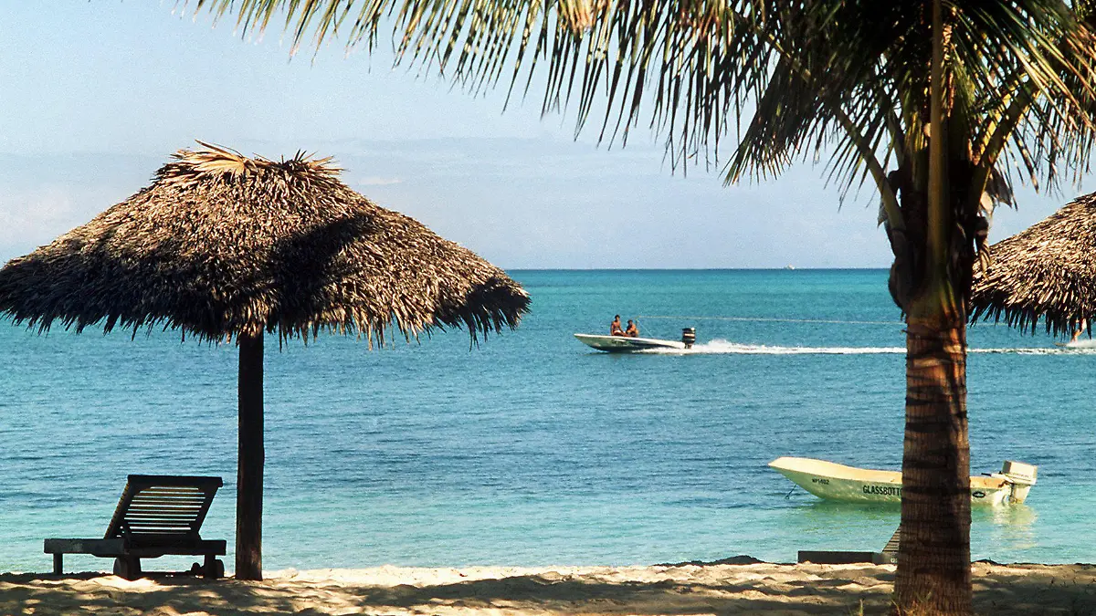 ARCHIV - Blick auf den Badestrand bei Nassau (Bahamas, undatierte Aufnahme). Als Steueroasen werden Länder bezeichnet, die keine oder nur sehr niedrige Steuern auf Einkommen oder Vermögen erheben. Foto: Roland Witschel/dpa (zu dpa «Schatzinseln - Steueroasen unter Palmen» vom 22.01.2014) +++(c) dpa - Bildfunk+++