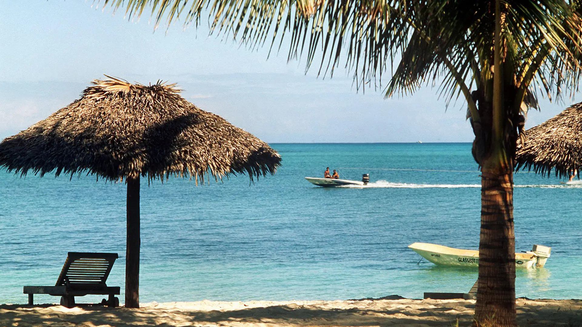 ARCHIV - Blick auf den Badestrand bei Nassau (Bahamas, undatierte Aufnahme). Als Steueroasen werden Länder bezeichnet, die keine oder nur sehr niedrige Steuern auf Einkommen oder Vermögen erheben. Foto: Roland Witschel/dpa (zu dpa «Schatzinseln - Steueroasen unter Palmen» vom 22.01.2014) +++(c) dpa - Bildfunk+++