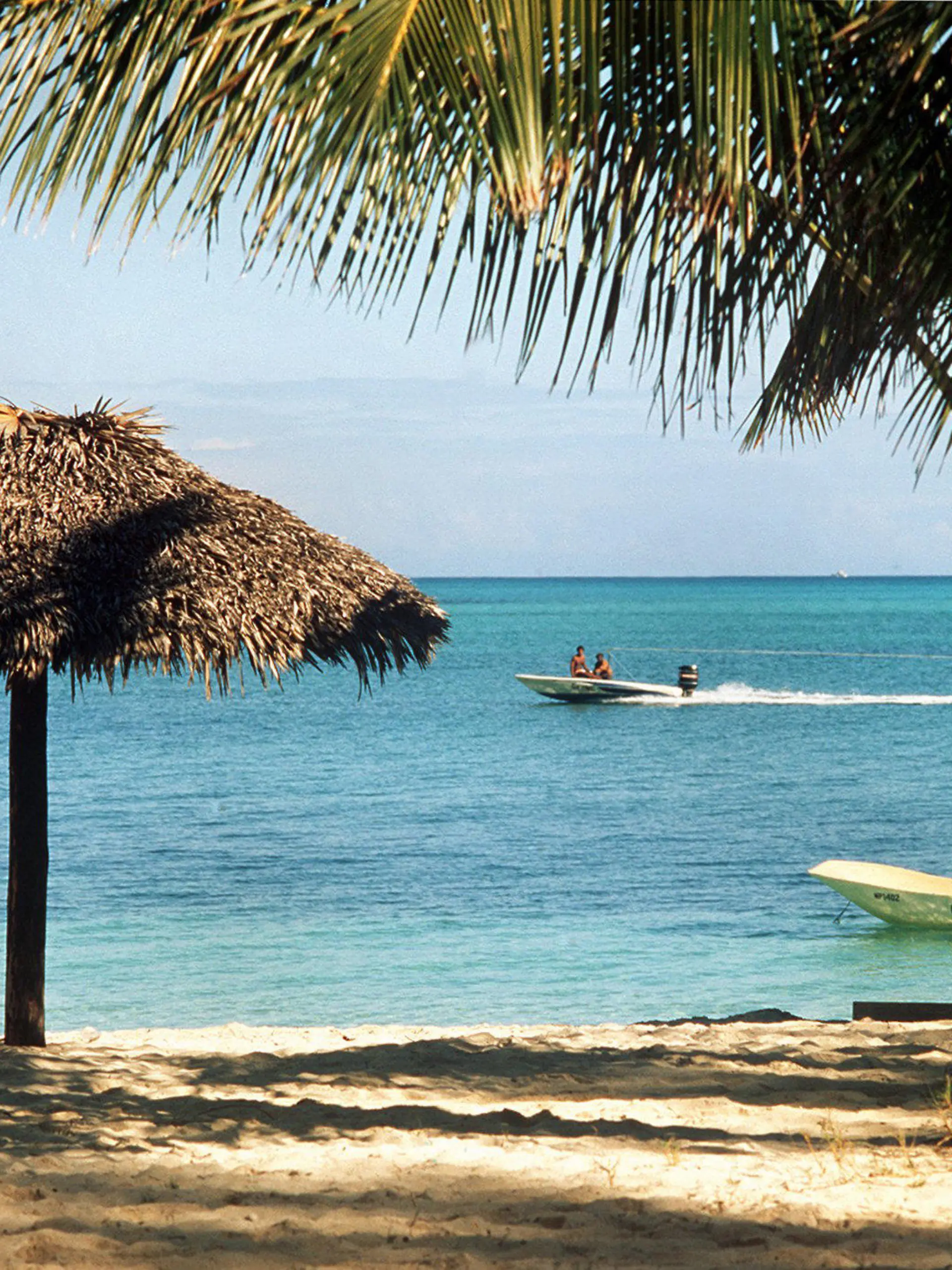 ARCHIV - Blick auf den Badestrand bei Nassau (Bahamas, undatierte Aufnahme). Als Steueroasen werden Länder bezeichnet, die keine oder nur sehr niedrige Steuern auf Einkommen oder Vermögen erheben. Foto: Roland Witschel/dpa (zu dpa «Schatzinseln - Steueroasen unter Palmen» vom 22.01.2014) +++(c) dpa - Bildfunk+++