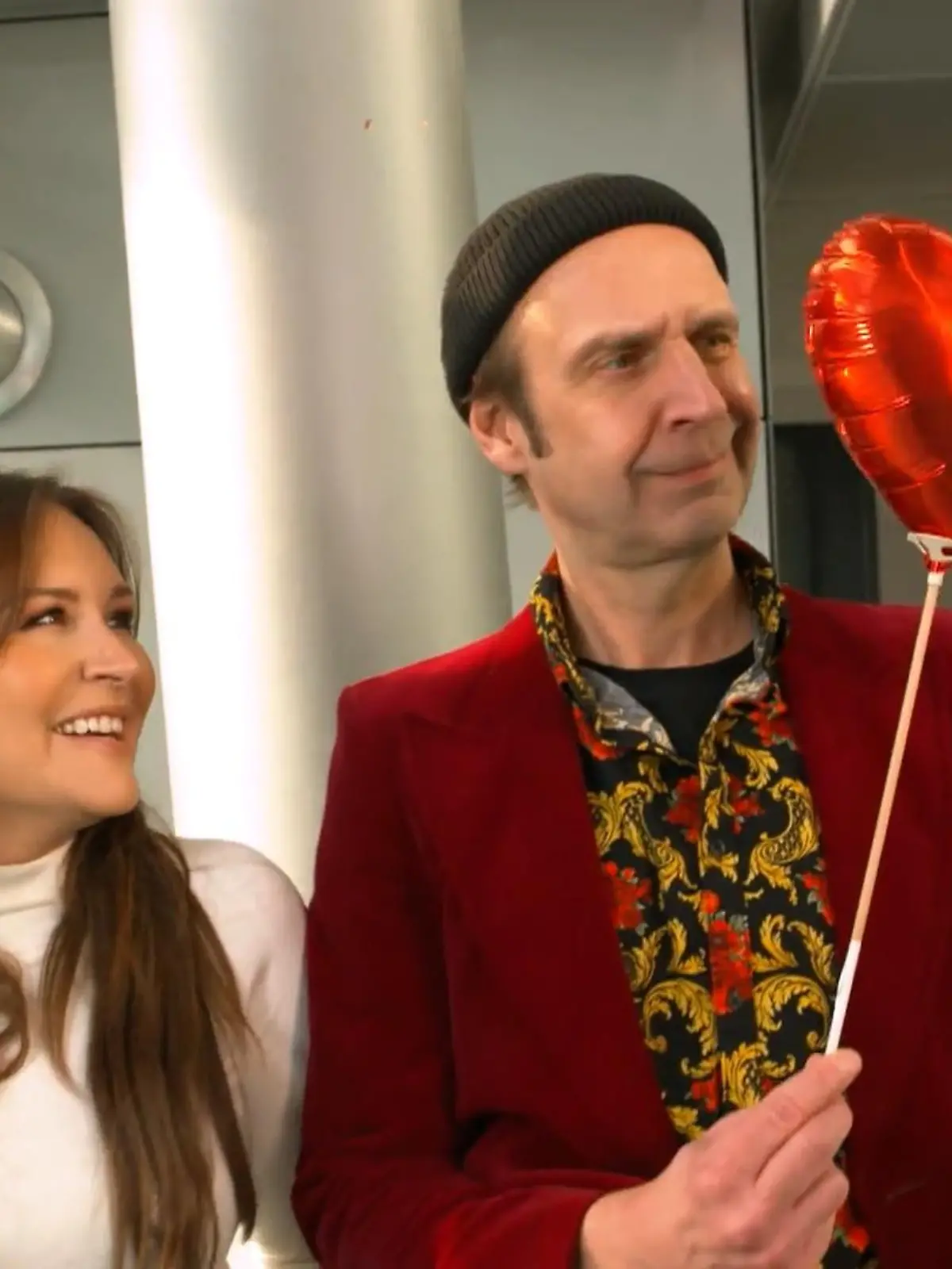 Egal, ob man den „Tag der Liebe“ mag oder hasst – über Blumen, Pralinen oder Schokolade freut sich doch (fast) jeder. Aktuell gibt es wieder diverse Angebote. Aber wo ist es günstiger – online oder im Laden? Die RTL-Preiskämpfer machen den Test. Wer hat für die gleichen Blumen, Parfüms und Schokolade weniger gezahlt? Wo waren die Angebote besser? Die Antwort gibt’s im Video.