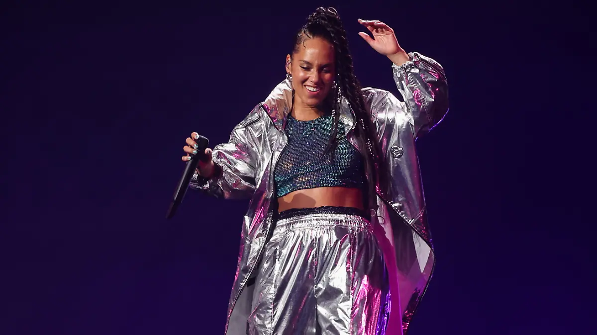 Alicia performs at the "Art of Genius" debut event from Moncler and brings out UK rapper Little Simz to share the stage with her. Alicia takes to the stage wearing a silver baggy suit.
Pictured: Alicia Keys
Ref: SPL5524139 200223 NON-EXCLUSIVE
Picture by: SplashNews.com


World Rights, 
