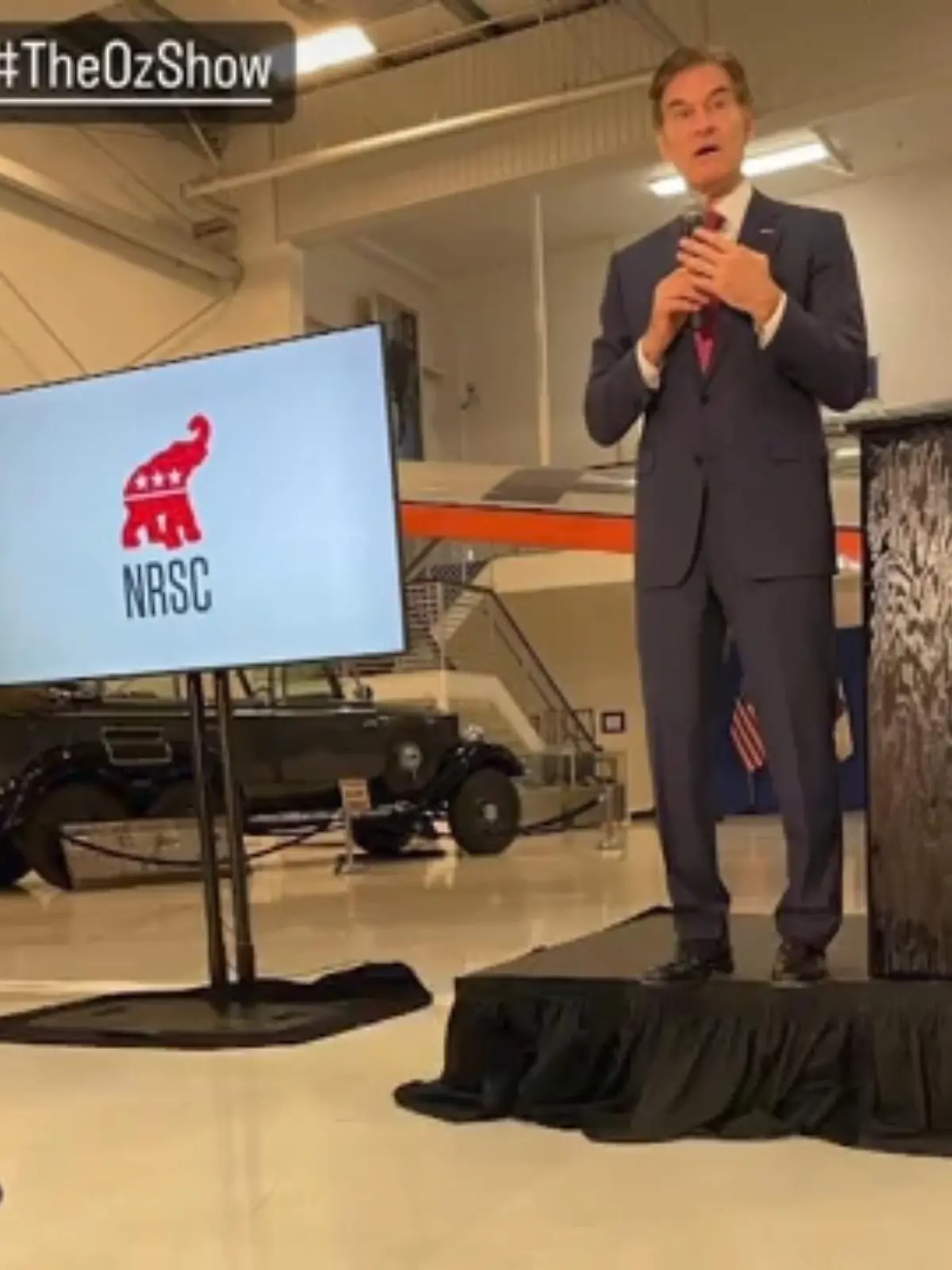 Skandal im US-Wahlkampf! Der ehemalige TV-Talkshow-Star Dr. Mehmet Oz will jetzt als Senator in der Politik Karriere machen – und macht Wahlkampf vor einem Auto von Adolf Hitler.