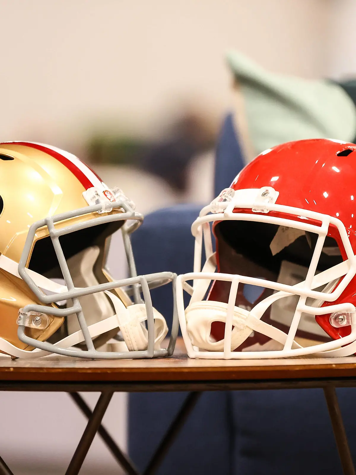 NFL, American Football Herren, USA Football 2024: Super Bowl LVIII - Welcome press conference, PK, Pressekonferenz FEB 05 February 05, 2024: Helmets representing the San Francisco 49ers and Kansas City Chiefs on display inside the Media Center at the Mandalay Bay Convention Center in Las Vegas, NV. Christopher Trim/CSM. Credit Image: Â Christopher Trim/Cal Media Las Vegas Nevada United States of America EDITORIAL USE ONLY Copyright: xx ZUMA-20240205_zma_c04_009.jpg ChristopherxTrimx csmphotothree230771