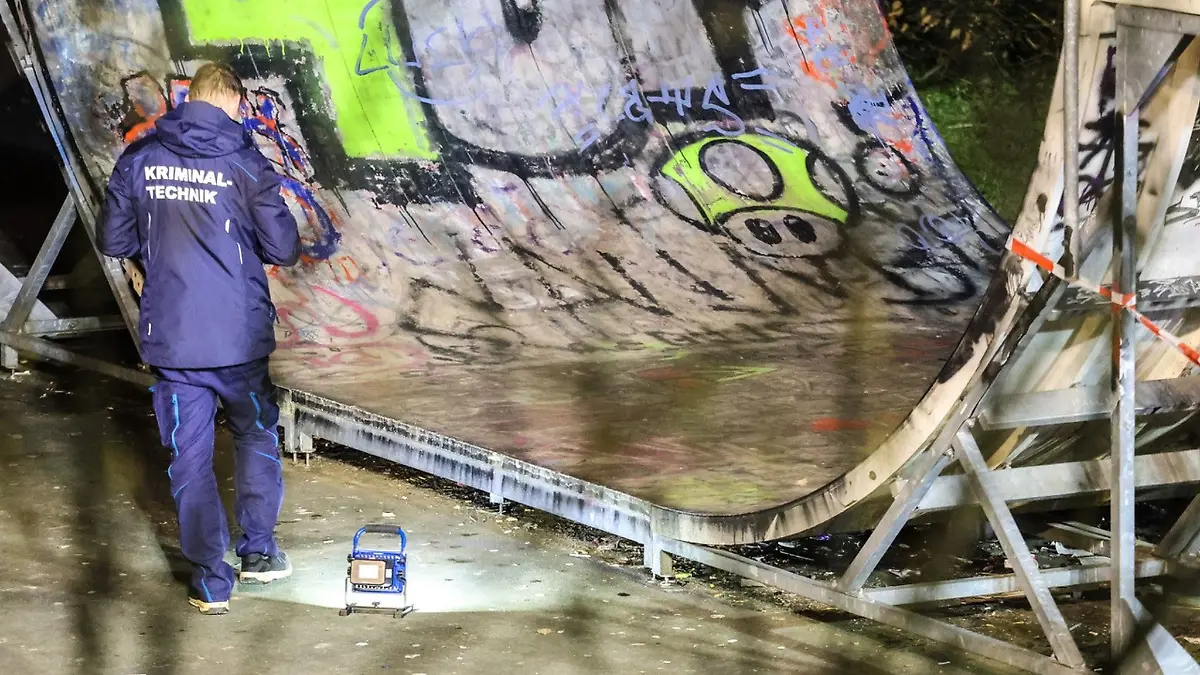 Ein Kriminaltechniker untersucht eine Halfpipe in einem Skatepark in Meinerzhagen.