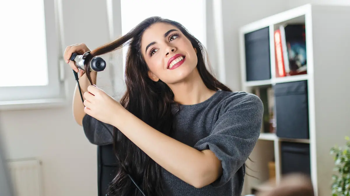 Junge Frau stylt ihre Haare