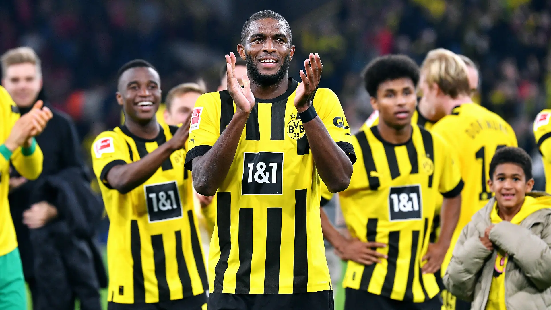 Fussball, Bundesliga, Deutschland, Herren, Saison 2022/2023, 9. Spieltag, Signal Iduna Park Dortmund: Bor. Dortmund gelb - FC Bayern München rot 2:2 Schlussjubel Anthony Modeste BVB. Jubel, Freude, Aktion. DFB/DFL REGULATIONS PROHIBIT ANY USE OF PHOTOGRAPHS AS IMAGE SEQUENCES AND/OR QUASI-VIDEO *** Football, Bundesliga, Germany, men, season 2022 2023, 9 matchday, Signal Iduna Park Dortmund Bor Dortmund yellow FC Bayern Munich red 2 2 final cheer Anthony Modeste BVB jubilation, joy, action DFB DFL REGULATIONS PROHIBIT ANY USE OF PHOTOGRAPHS AS IMAGE SEQUENCES AND OR QUASI VIDEO