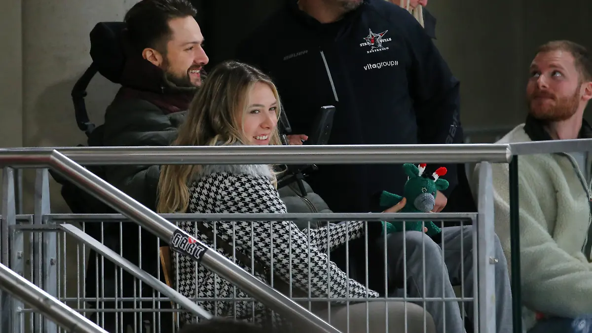 BAU// 04.02.2024 Bietigheim-Bissingen Eishockey Bietigheim Steelers vs. Starbulls Rosenheim, v.l. der uerschnittgelähmte Ex-Starbulls-Spielers Mike Glemser und seine Freundin Lara Lindmayer schauen sich das Spiel an