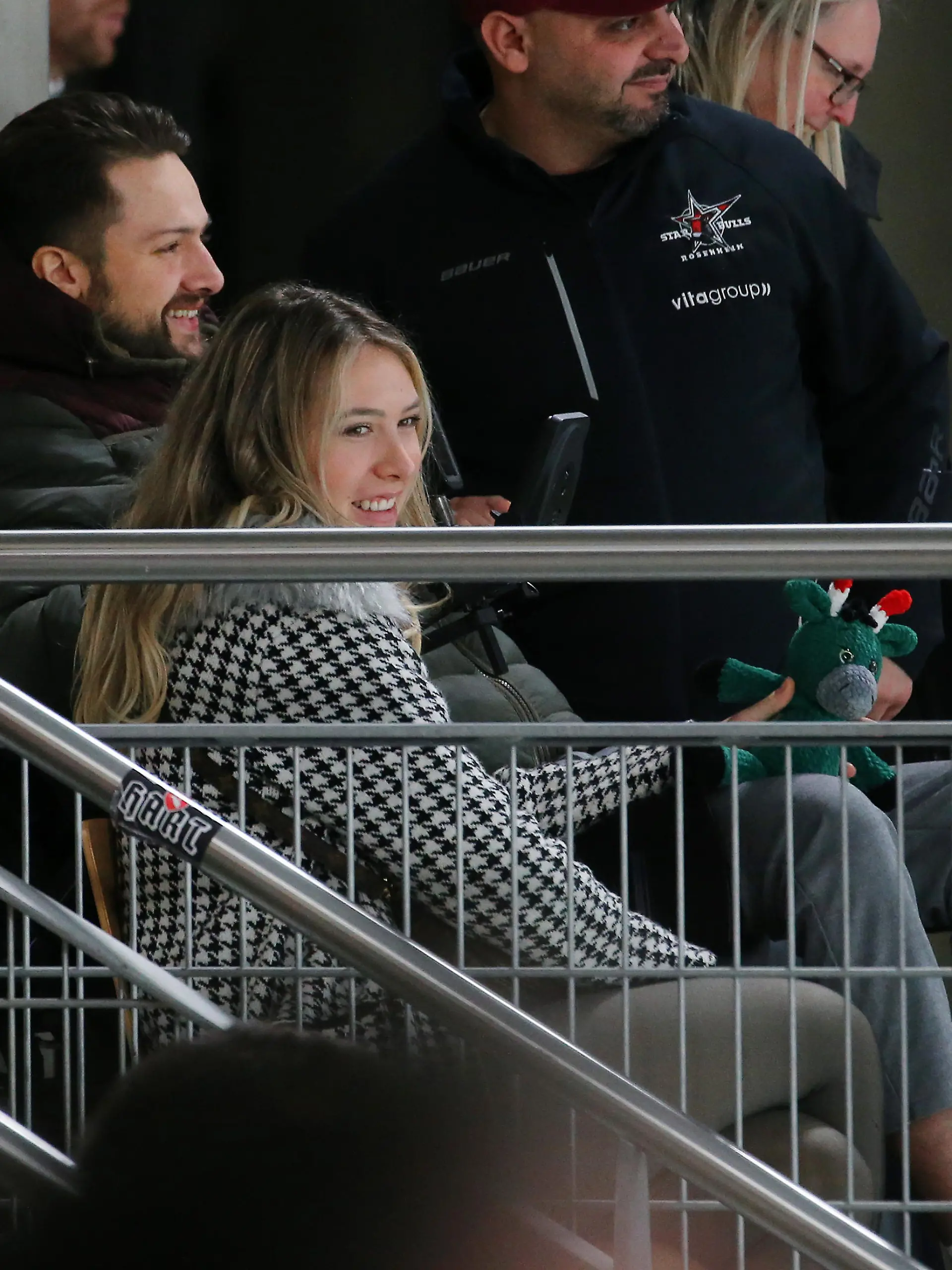 BAU// 04.02.2024 Bietigheim-Bissingen Eishockey Bietigheim Steelers vs. Starbulls Rosenheim, v.l. der uerschnittgelähmte Ex-Starbulls-Spielers Mike Glemser und seine Freundin Lara Lindmayer schauen sich das Spiel an