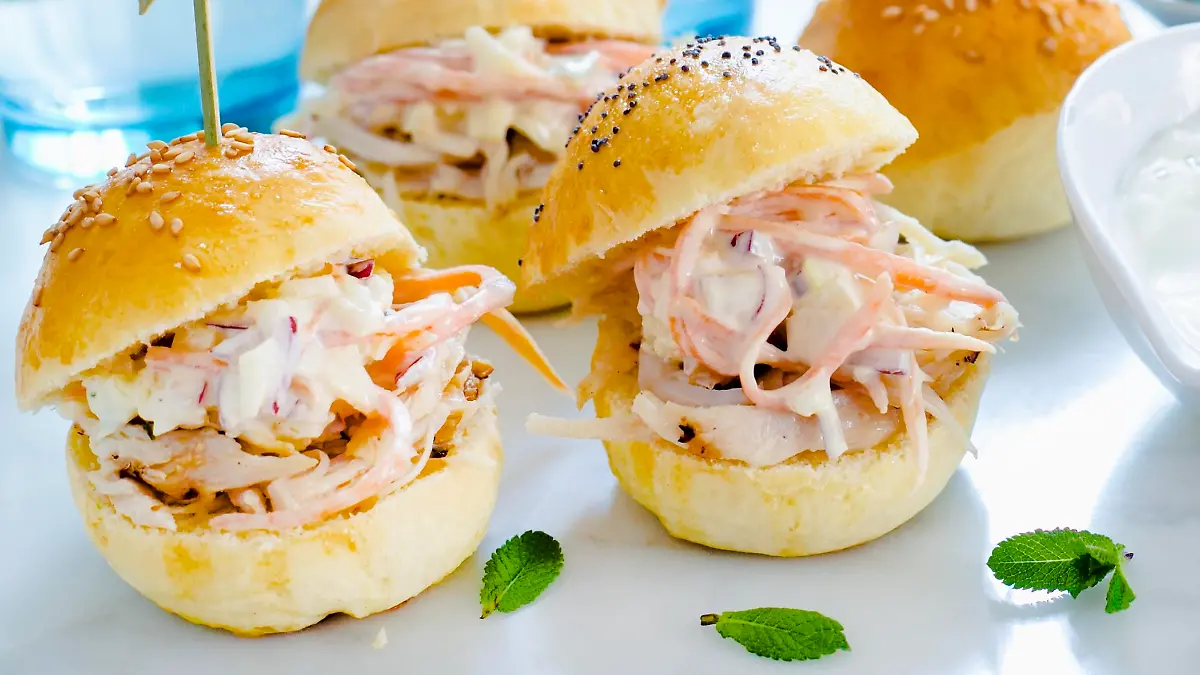 Mini-Hamburger mit Pulled Chicken und Coleslaw